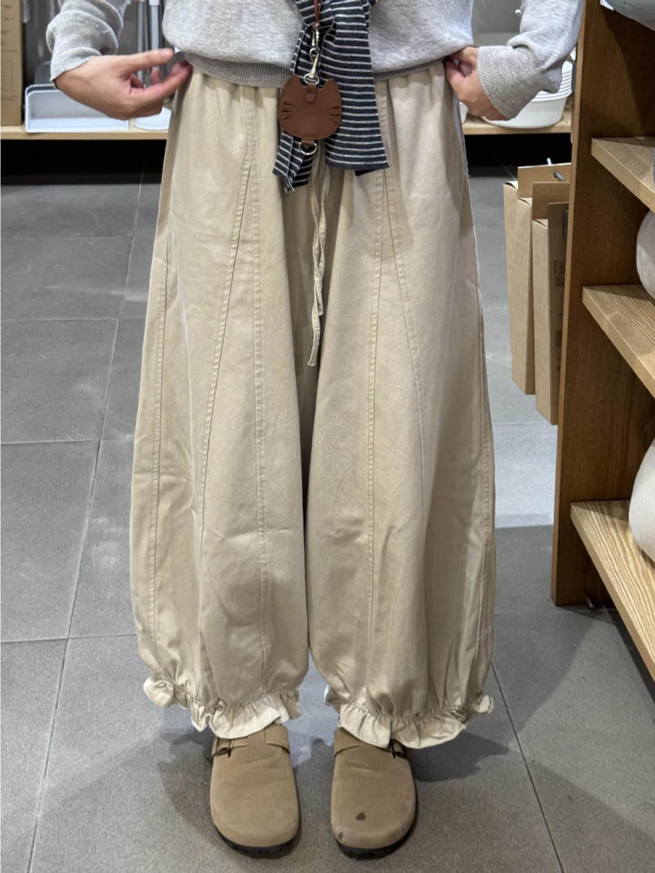 【裾フリル】バルーンパンツ レディース サーカスパンツ ワイドパンツ サルエルパンツ ズボン ボトムス クロップド アンクル丈 9分丈 ウエストゴム 紐付き ゆったり 楽ちん 体型カバー 着痩せ 細見え 美脚 大人可愛い カジュアル ナチュラル コットンタッチ 春 夏 秋
