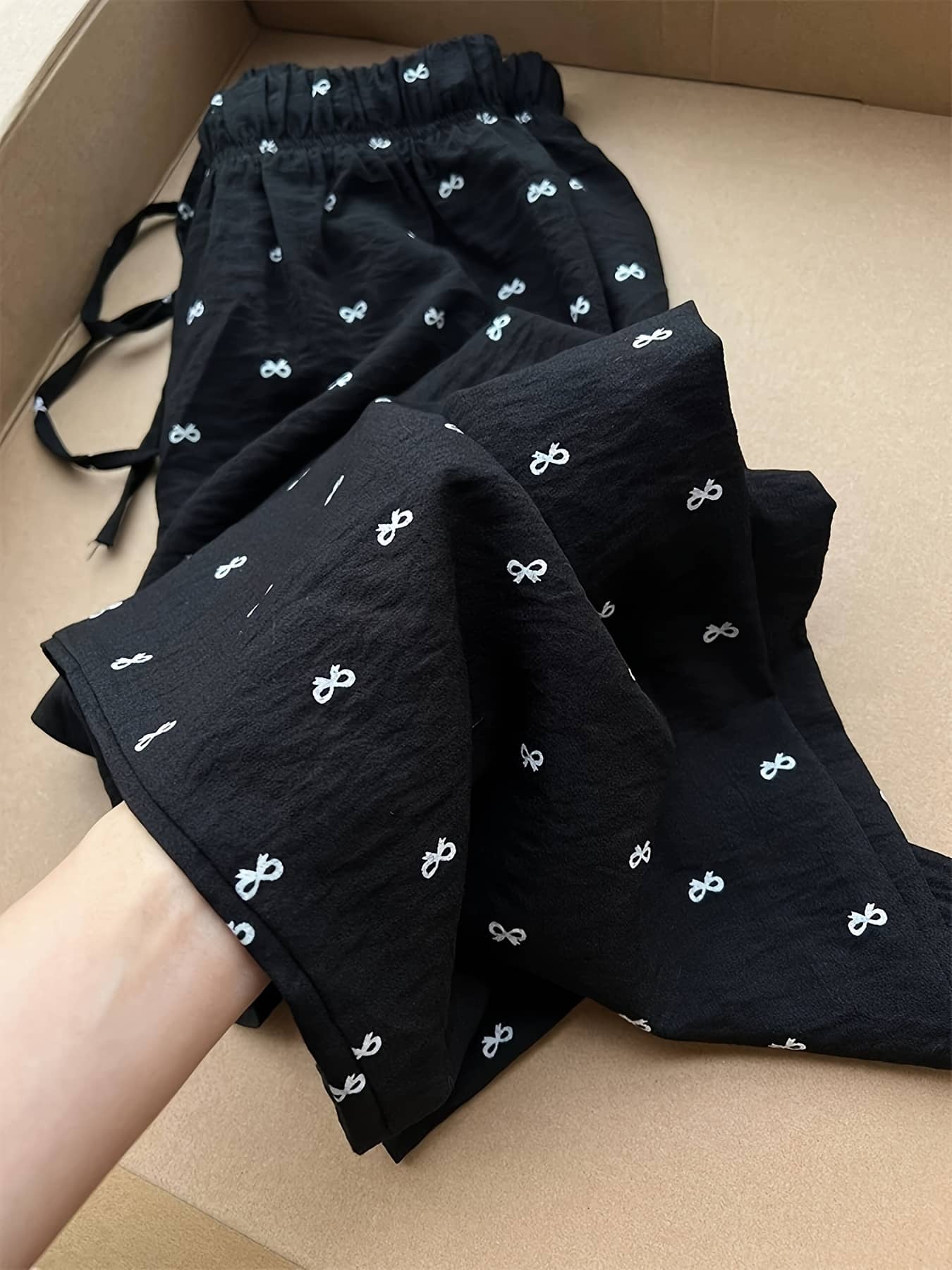 【大人可愛い】リボン柄 刺繍 ワイドパンツ レディース ウエストゴム ドロスト ハイウエスト ロング丈 パンツ ズボン ボトムス ガウチョパンツ バギーパンツ ゆったり 体型カバー 着痩せ 脚長 美脚 楽ちん リラックス カジュアル オフィス 通勤 OL 普段着 春 夏 秋 冬
