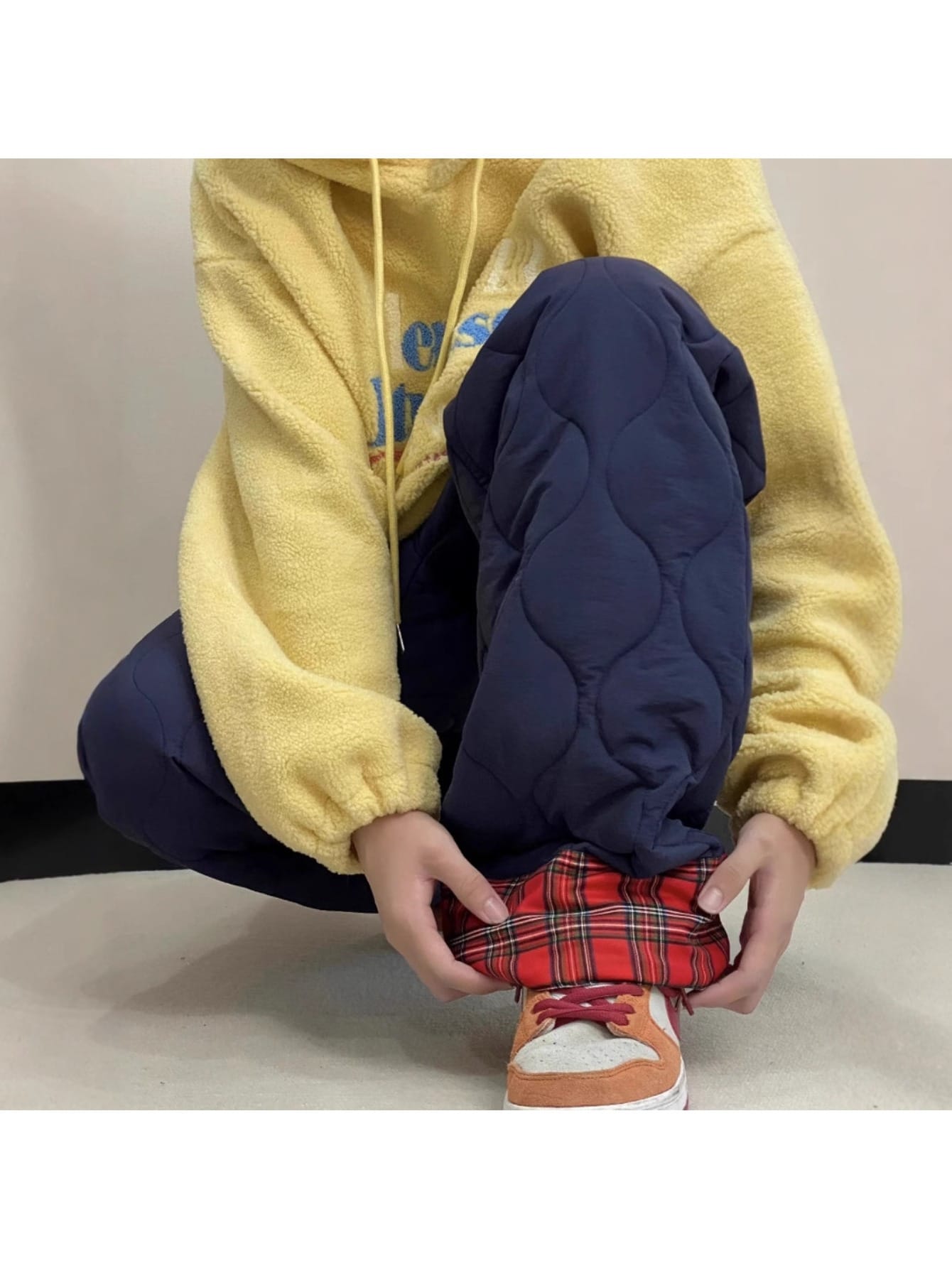 【暖かキルティング】パンツ レディース 中綿 防寒 裏地チェック柄 ズボン ボトムス ロングパンツ ひょうたんキルト タータンチェック 裾ロールアップ ウエストゴム ゆったり 体型カバー 着痩せ 楽ちん 暖かい あったか 厚手 冬用 通勤 オフィス カジュアル キャンプ