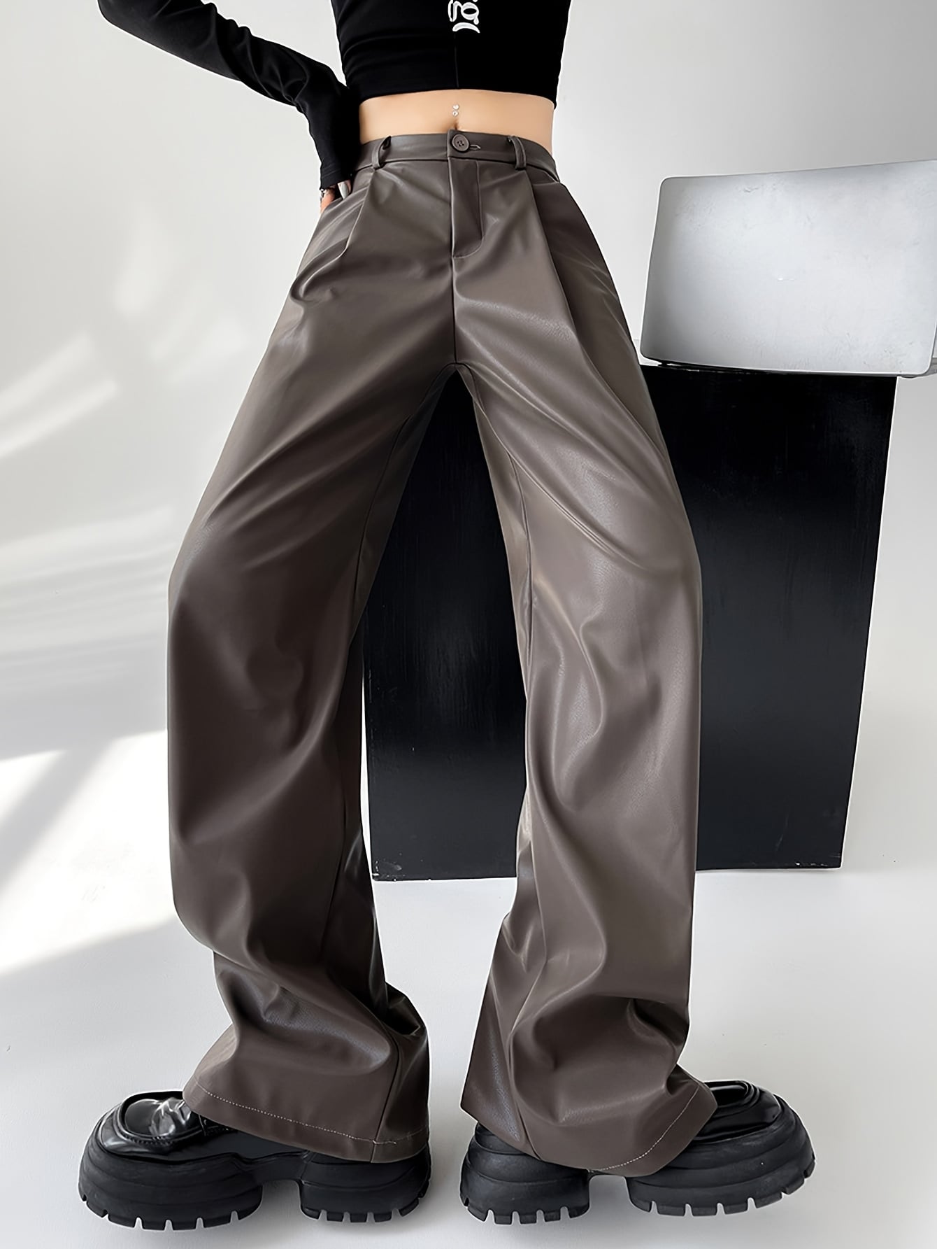 ワイドパンツ レディース レザーパンツ フェイクレザー ボトムス ズボン ロングパンツ タックパンツ ストレート ハイウエスト 合皮 レザー調 レザー風 体型カバー 脚長効果 美脚 着痩せ ゆったり 大きいサイズ 楽ちん カジュアル モード ストリート 韓国ファッション