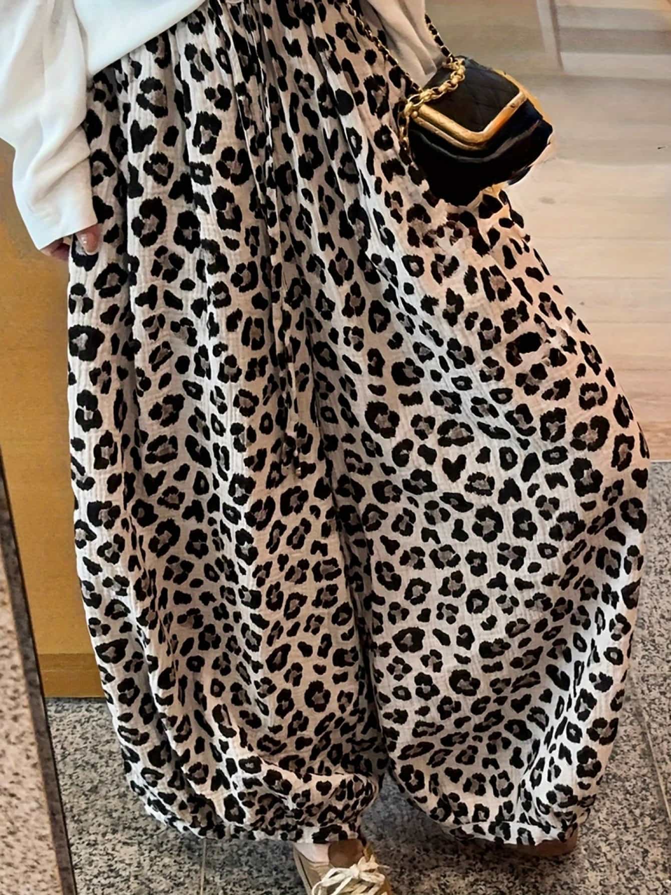 【レオパード柄】ワイドパンツ レディース 豹柄 ヒョウ柄 ズボン ボトムス ロングパンツ 総柄 ガウチョ ハイウエスト ウエストゴム ドロスト 紐付き ポケット付き ゆったり 体型カバー 着痩せ 脚長 美脚 痩せ見え 涼しい 通気性 サラサラ 洗える シワ防止 リゾート