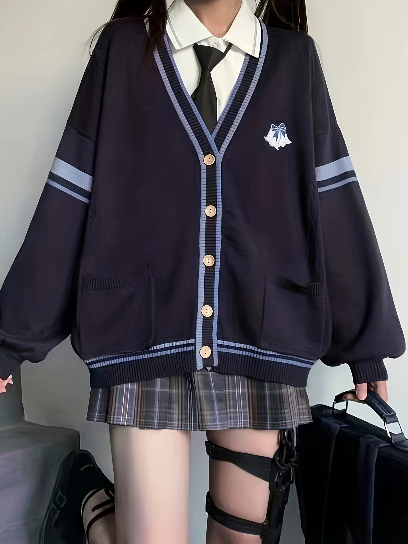 【制服風】カーディガン レディース スクールカーディガン Vネック ニット セーター ライン入り トップス 羽織り 刺繍 ワンポイント ビッグシルエット オーバーサイズ ゆったり 体型カバー 着痩せ 華奢見え 二の腕カバー 長袖 前開き ボタン JK 通学 学生 学院風