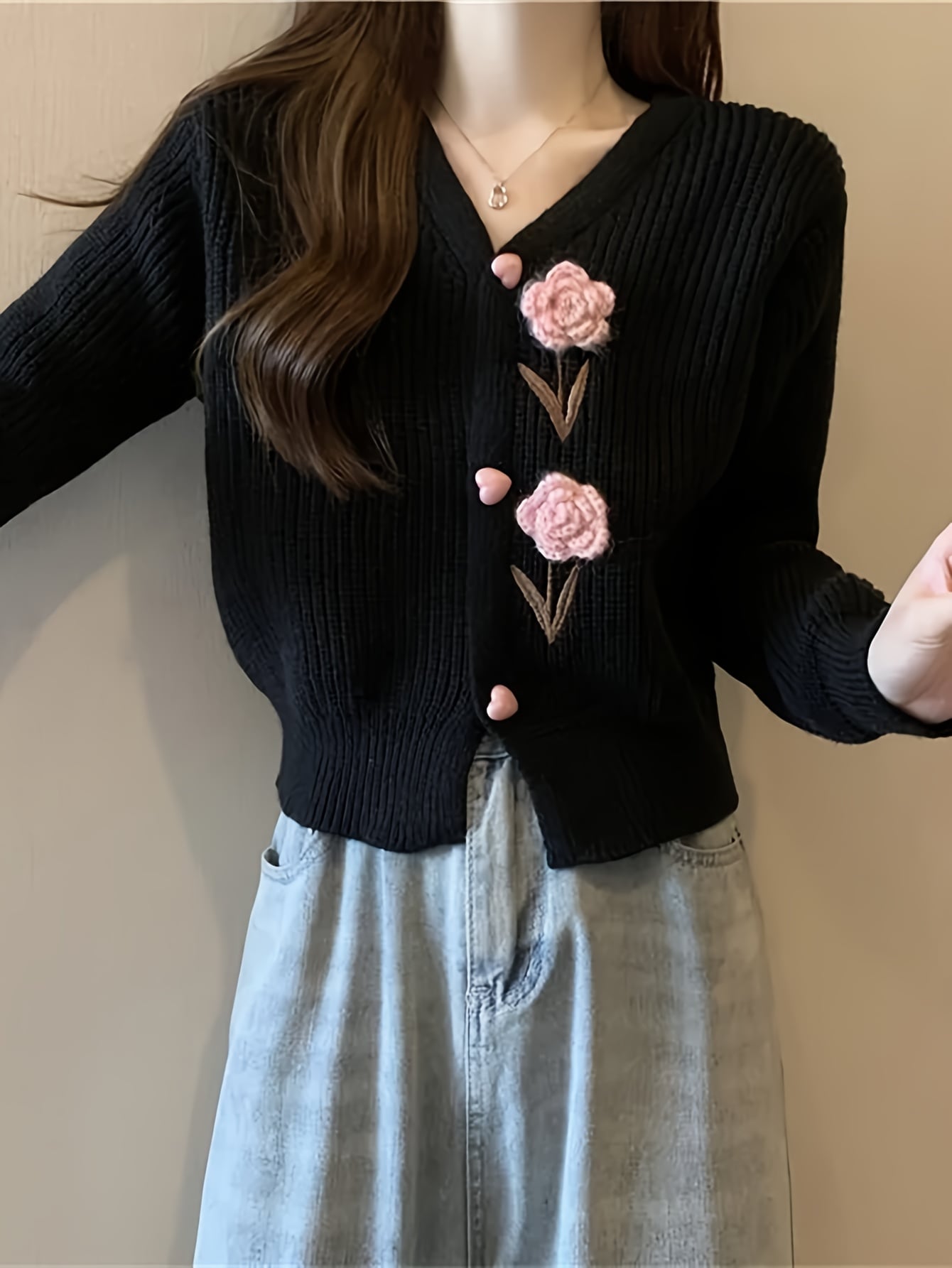 【大人可愛い】カーディガン レディース ニット セーター 花柄 手編み風 立体 フラワー Ｖネック ハートボタン ショート丈 羽織り 秋 冬 トップス 長袖 前開き リブニット 刺繍 鍵編み ざっくり 暖か おしゃれ レトロ ガーリー フェミニン 韓国 ファッション
