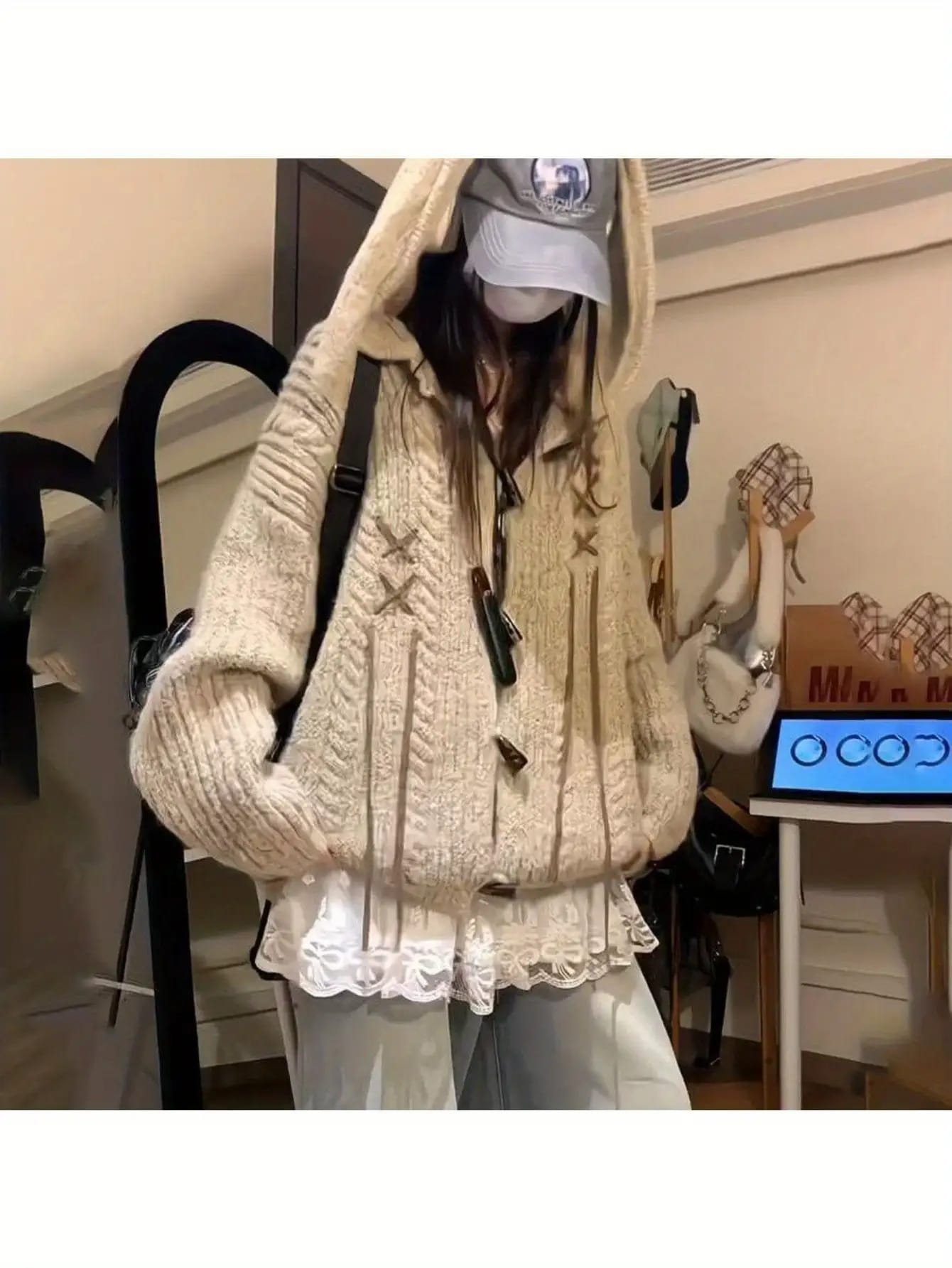 【うさ耳フード】ニット カーディガン レディース 厚手 ケーブル編み ダッフル風 トップス セーター 羽織り 前開き フーディー ざっくり ローゲージ 暖かい 防寒 秋冬 ゆったり オーバーサイズ 体型カバー 着痩せ 華奢見え 大人可愛い レトロ ヴィンテージ風 アメカジ｜Yokos