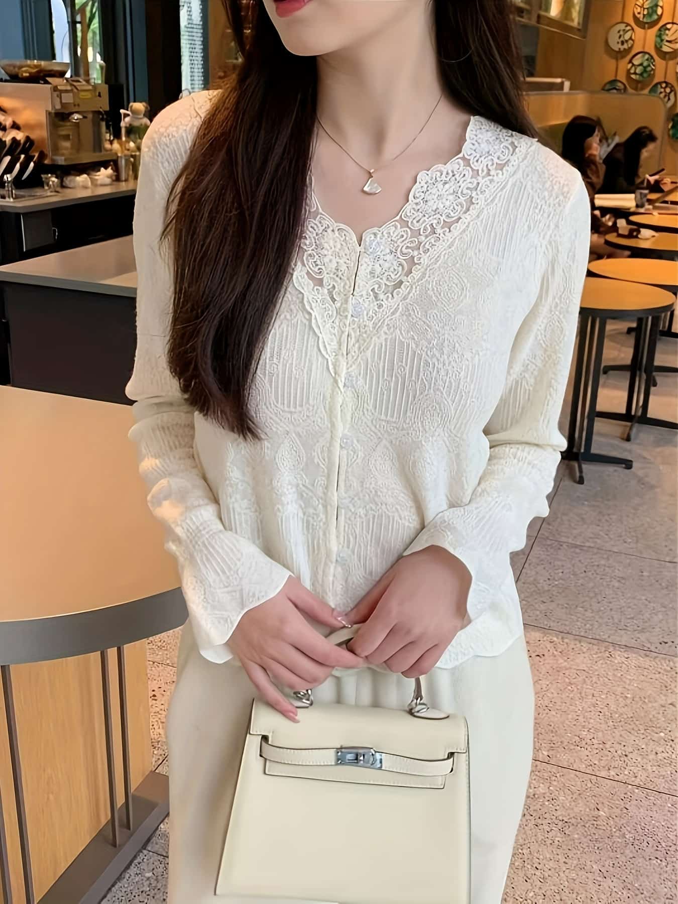 【大人可愛い】 レース ブラウス レディース 長袖 シャツ Vネック 刺繍 トップス 総レース カットソー インナー チュニック 前開き ボタン 楊柳風 凹凸感 シワになりにくい 体型カバー 着痩せ 細見え 二の腕カバー きれいめ エレガント オフィス 通勤 OL ママコーデ