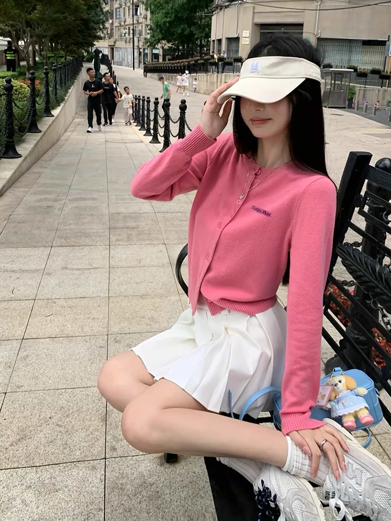 【大人可愛い】カーディガン レディース 春 秋 冬 ニットカーディガン 長袖 丸首 クルーネック 羽織り トップス ニット セーター ロゴ 刺繍 英字 ワンポイント 伸縮性 ストレッチ ゆったり 体型カバー 着痩せ 細見え 華奢見せ オフィス 通勤 通学 OL ママコーデ｜Yokos