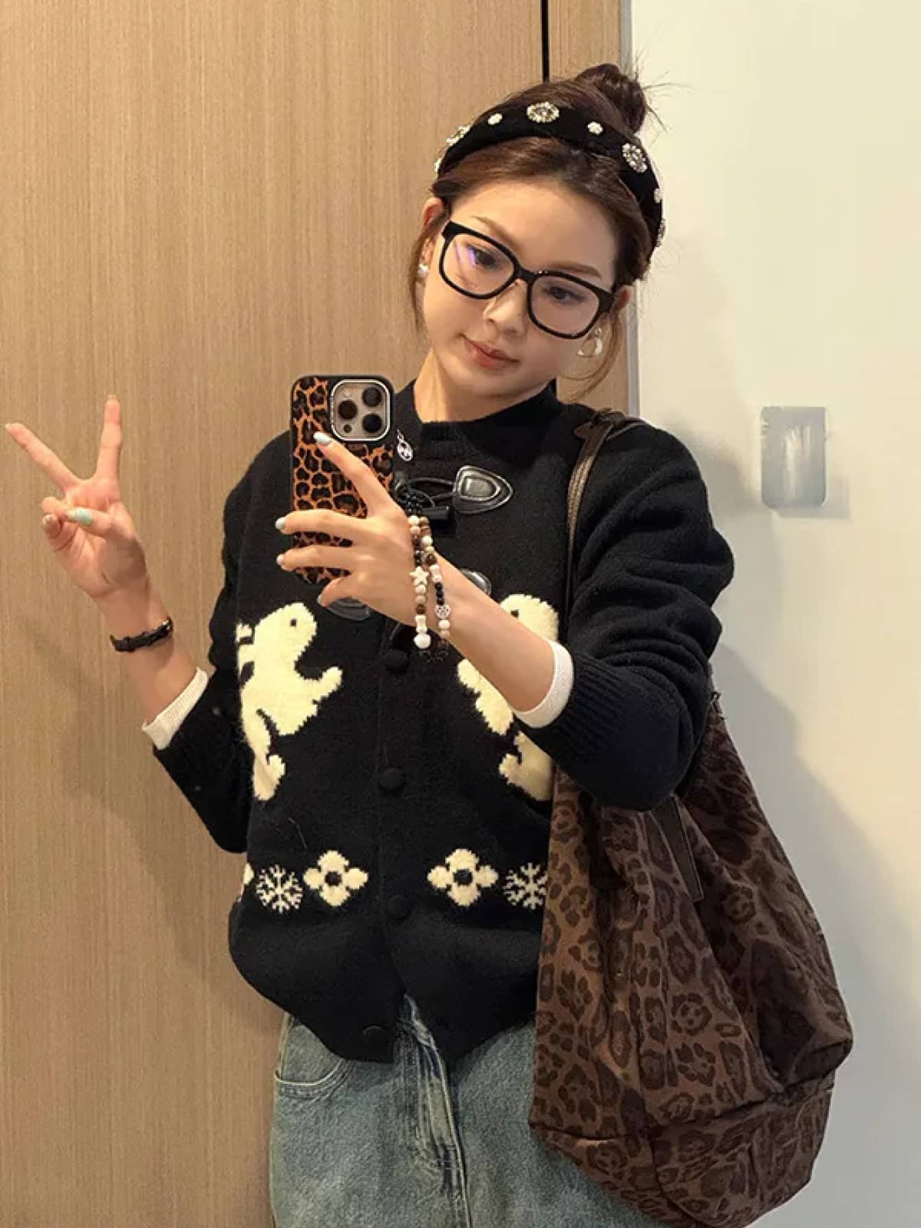 【大人可愛い】 カーディガン レディース ウサギ柄 ニット セーター 刺繍 ダッフルボタン クルーネック 丸首 トップス 羽織り 長袖 前開き アニマル ジャガード レトロ カジュアル ゆる 暖かい あったか 防寒 体型カバー 着痩せ ゆったり 大きめ 韓国風 春 秋 冬 通勤