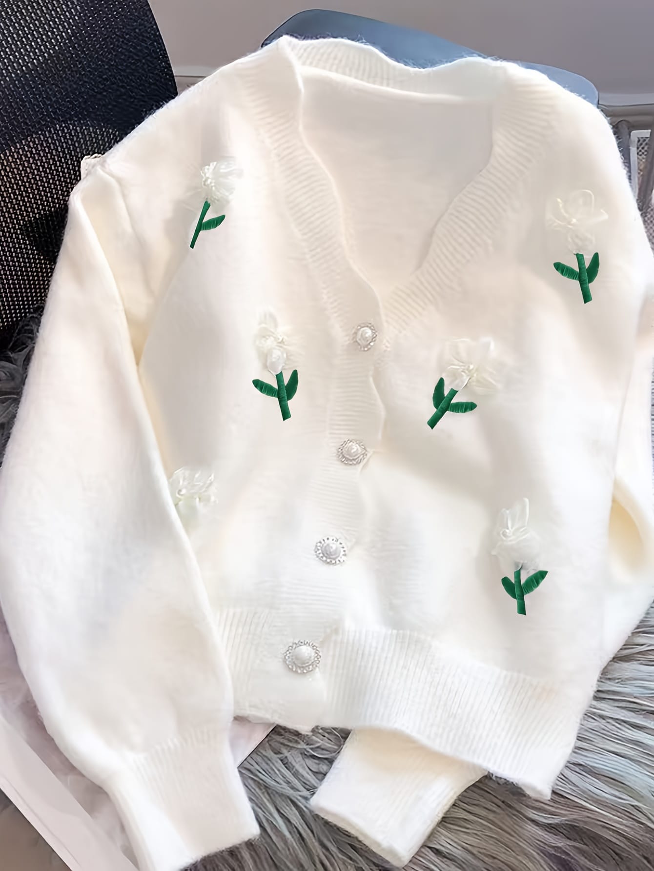 【立体花刺繍】カーディガン レディース ニット Vネック パールボタン セーター トップス 羽織り 前開き 刺しゅう 花柄 フラワー 長袖 柔らかい ふわふわ あったか 春 秋 冬 オフィス 通勤 大人可愛い きれいめ フェミニン 韓国風 体型カバー 着痩せ 二の腕カバー