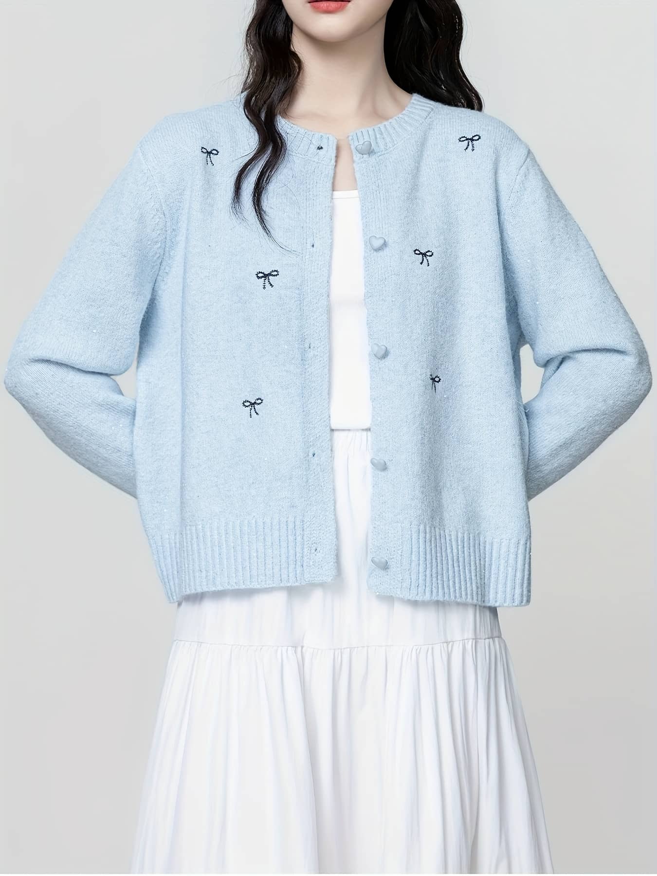 【リボン刺繍】 カーディガン レディース ニット クルーネック 丸首 羽織り 長袖 セーター トップス ハートボタン 前開き 可愛い ガーリー フェミニン 大人可愛い 華奢見え 体型カバー 二の腕カバー ショート丈 コンパクト 2025 春 秋 冬 オフィス 通勤 デート 女子会