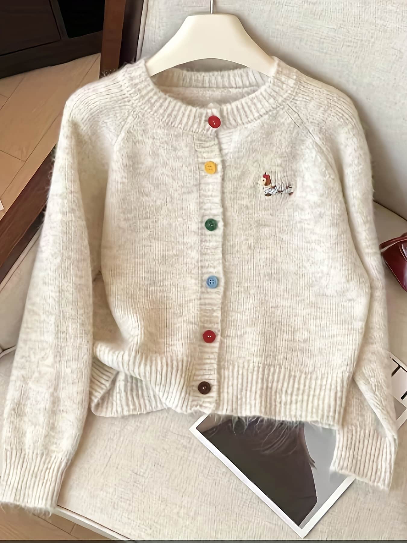 【犬刺繍】ニット カーディガン レディース 丸襟 クルーネック セーター トップス ワンポイント 刺繍 カラフル ボタン キャンディカラー 配色 前開き 羽織り 長袖 柔らかい もっちり ふわふわ 暖かい 体型カバー 着痩せ ゆったり カジュアル 大人可愛い きれいめ