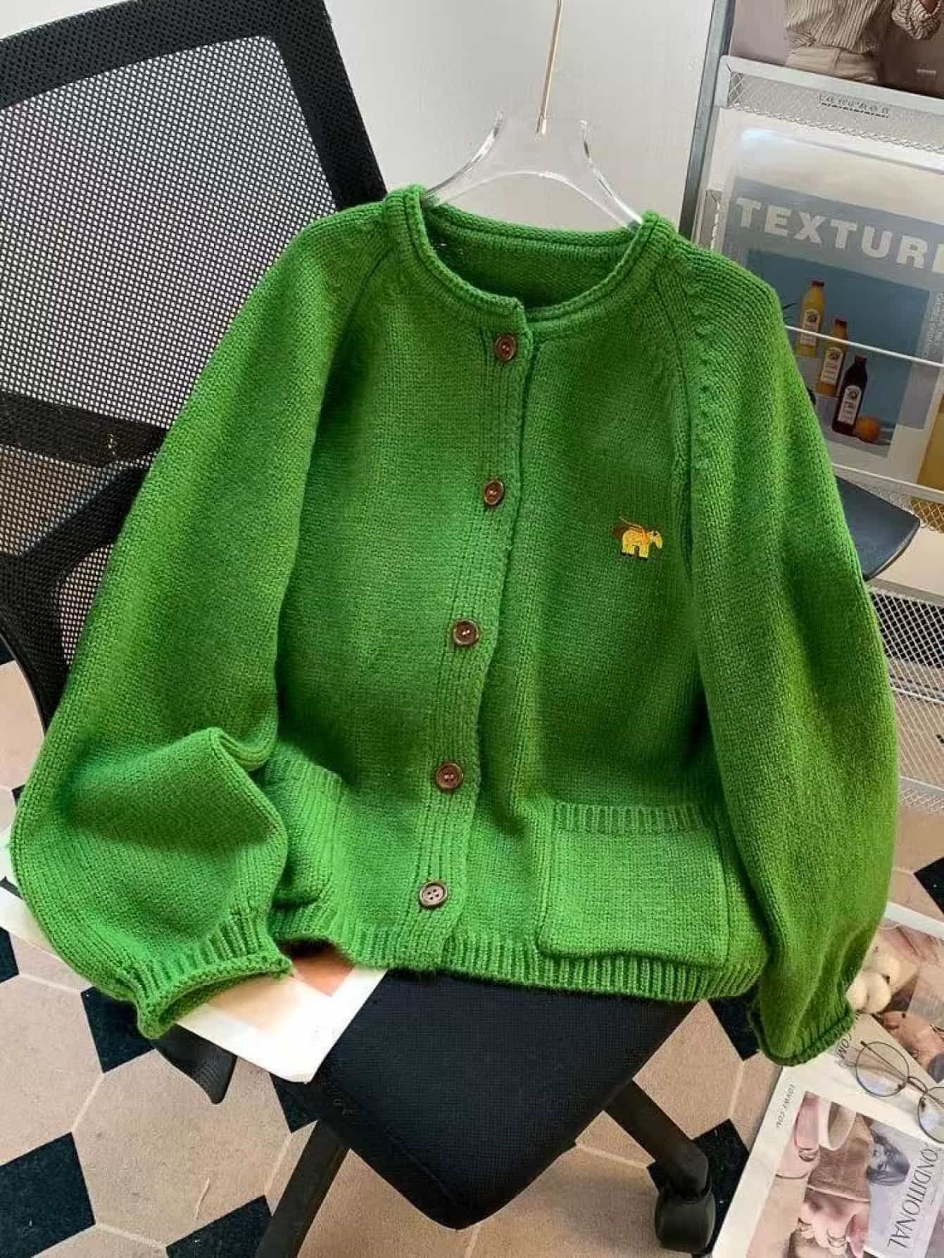 【ゾウ刺繍】 カーディガン レディース ニット セーター 丸襟 クルーネック トップス 前開き 羽織り 暖かい 秋 冬 厚手 象 ワンポイント 刺繍 木ボタン ウッドボタン ポケット 長袖 ゆるニット オーバーサイズ ビッグシルエット 体型カバー 着痩せ 大人可愛い|Yokos