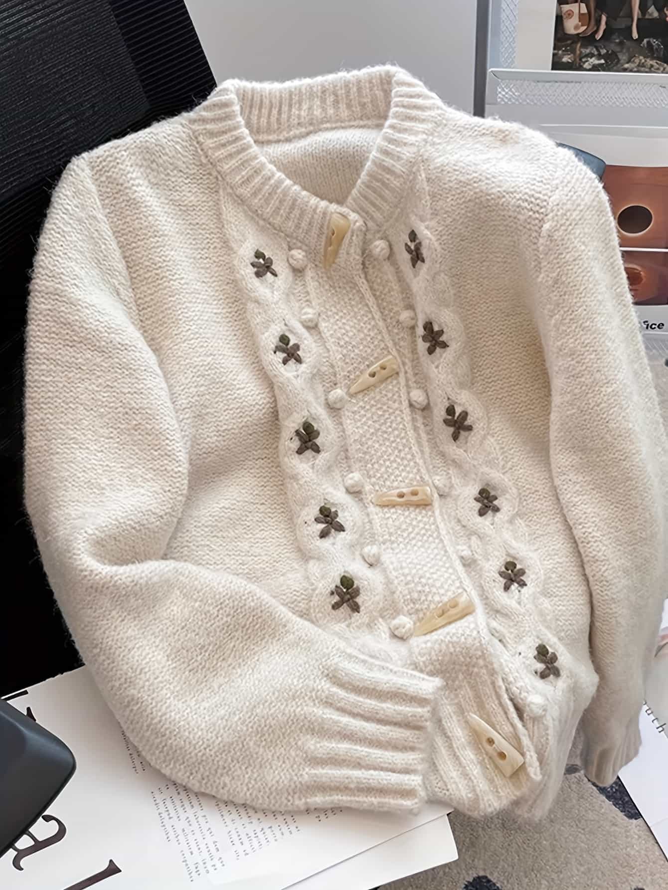 【大人可愛い】カーディガン レディース ニット ケーブル編み 刺繍 花柄 厚手 セーター 羽織り トップス 前開き トグルボタン 長袖 クルーネック ビッグシルエット オーバーサイズ 体型カバー 着痩せ 暖かい レトロ ハンドメイド風 カジュアル きれいめ 秋冬 春 通勤