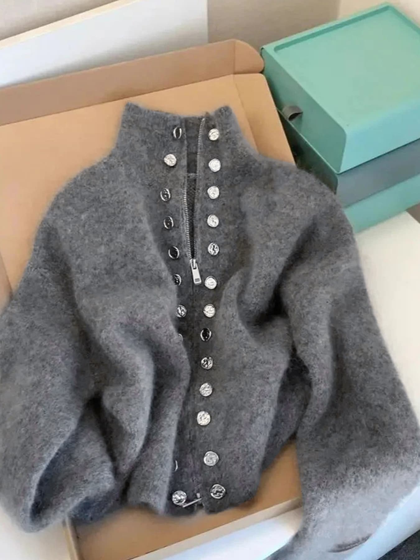 【飾りボタン】ハーフジップ ニット カーディガン レディース ハイネック シャギーニット セーター ジップアップ トップス 長袖 リブニット 立ち襟 羽織り アウター 暖かい 厚手 無地 メタルボタン きれいめ 大人可愛い オフィス 通勤 OL 体型カバー 着痩せ 細見え