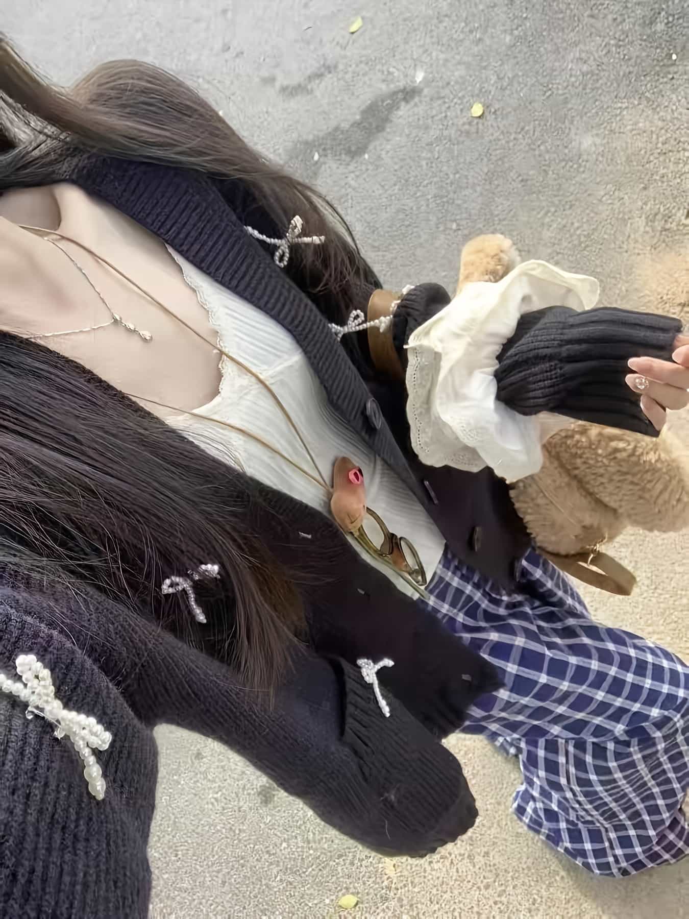 【リボン×パール】 カーディガン ニット レディース Vネック トップス 羽織り セーター ニットカーデ 長袖 ゆるシルエット オーバーサイズ ビジュー 前開き ボタン 柔らかい 伸縮性 リブ袖 体型カバー 着痩せ 華奢見え 大人可愛い きれいめ カジュアル オフィス 通勤