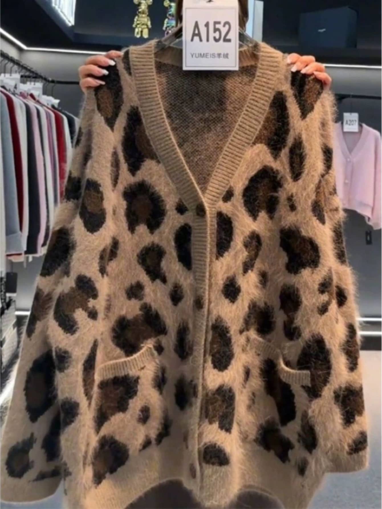 【ふんわり暖か】 レオパード ニット カーディガン レディース ヒョウ柄 セーター 厚手 Vネック トップス 前開き 羽織り ゆる ニットカーデ アニマル柄 豹柄 長袖 ビッグシルエット オーバーサイズ ゆったり 体型カバー 着痩せ 華奢見え モヘア風 シャギーニット