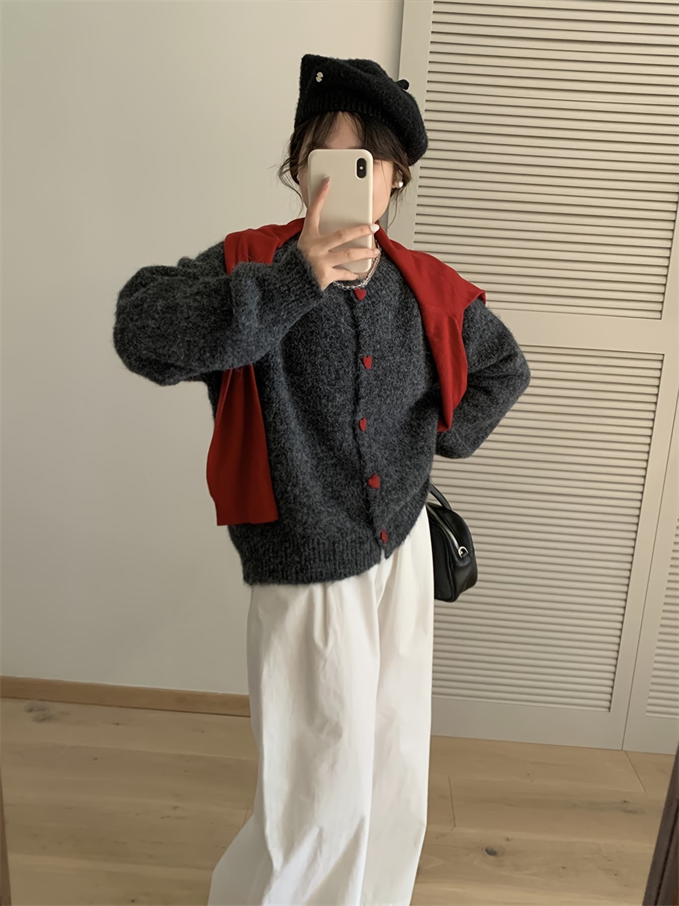 【大人可愛い】 カーディガン レディース ニット トップス クルーネック 丸首 長袖 前開き 羽織り ハートボタン 飾りボタン ゆったり ビッグシルエット オーバーサイズ 体型カバー 着痩せ 細見え 華奢見せ 二の腕カバー 楽ちん ふんわり 柔らかい 厚手 ニットカーデ｜Yokos