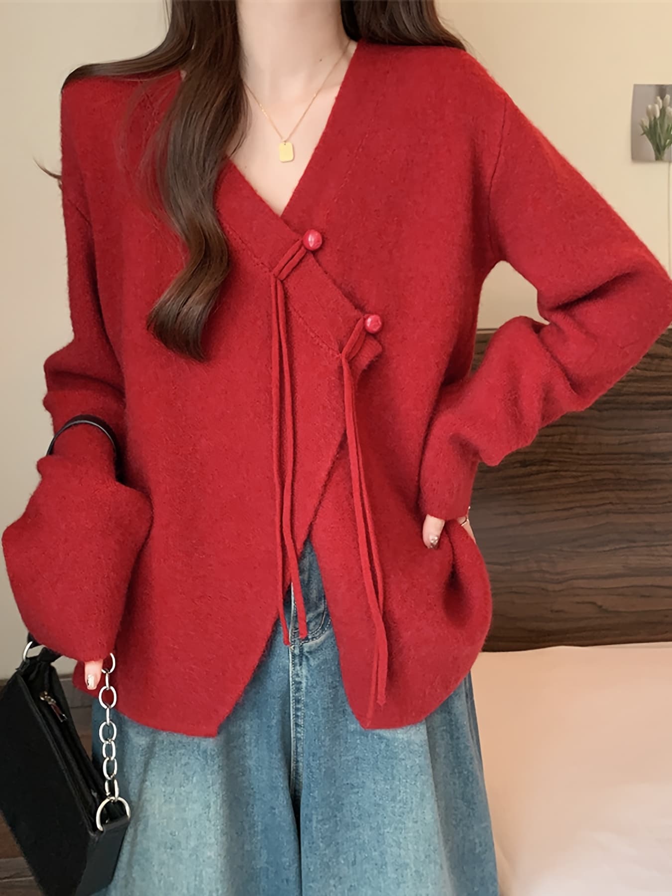 【クリスマスに最適】ニット カーディガン レディース 赤 Vネック カシュクール風 デザインボタン 羽織り トップス セーター 長袖 ゆったり 体型カバー 着痩せ 華奢見え 楽ちん 柔らかい カジュアル きれいめ 大人可愛い オフィス 通勤 デート 秋 冬 レッド 前開き｜Yokos