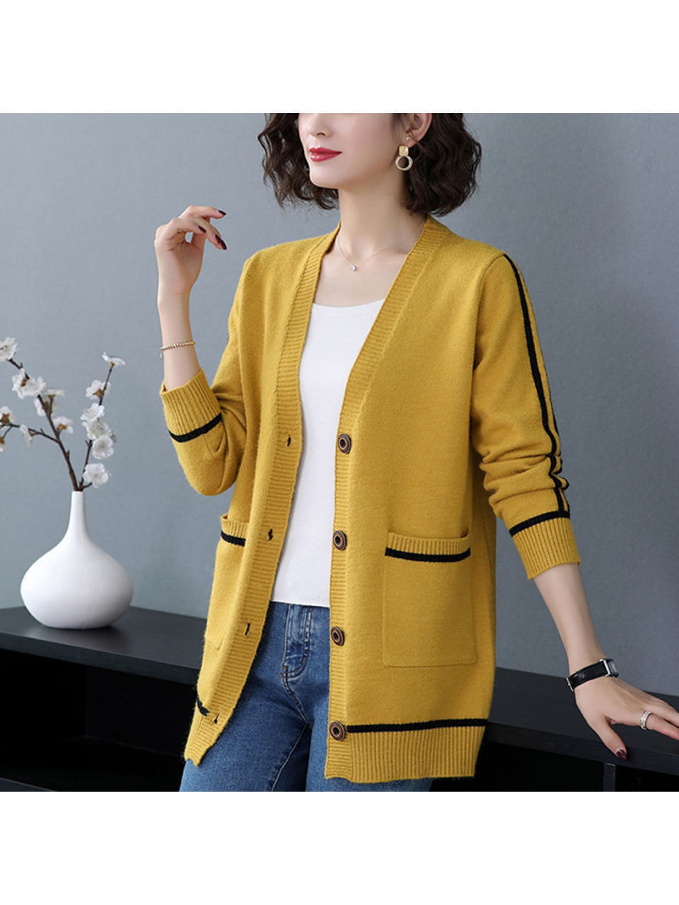 【配色ライン】ニットカーディガン レディース Vネック 配色 ニットカーデ 羽織り トップス セーター 事務服 オフィス 通勤 きれいめ 大人 カジュアル ミドル丈 お尻隠れる ゆったり 体型カバー 着痩せ 細見え 縦ライン 前開き ボタン ポケット 長袖 柔らかい 春 秋 冬