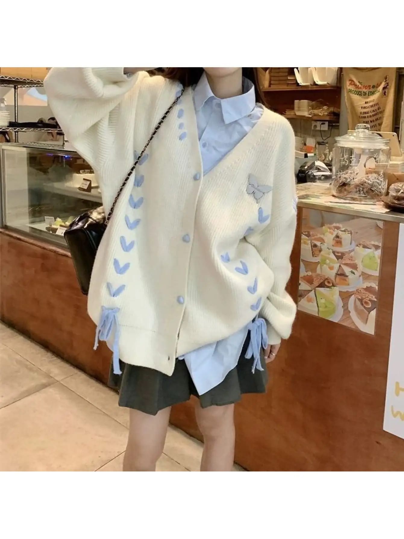 【2025新作】カーディガン レディース ニット ちょうちょ 刺繍 Vネック 羽織り トップス ゆったり 長袖 秋 冬 ビッグシルエット 柔らかい ニットカーデ セーター 蝶々 ワンポイント レースアップ リボン 編み上げ 体型カバー 着痩せ 二の腕カバー 大人可愛い