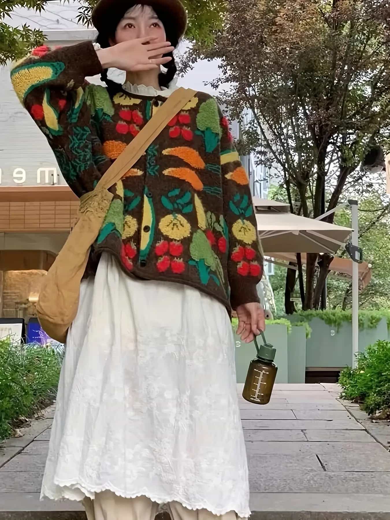 【大人可愛い】カーディガン レディース ニット トップス 総柄 ジャガード 野菜柄 フルーツ柄 セーター ゆるっと オーバーサイズ レトロ ヴィンテージ風 丸首 クルーネック 羽織り 前開き 長袖 厚手 体型カバー ゆったり カジュアル 森ガール ナチュラル 秋 冬 春｜Yokos