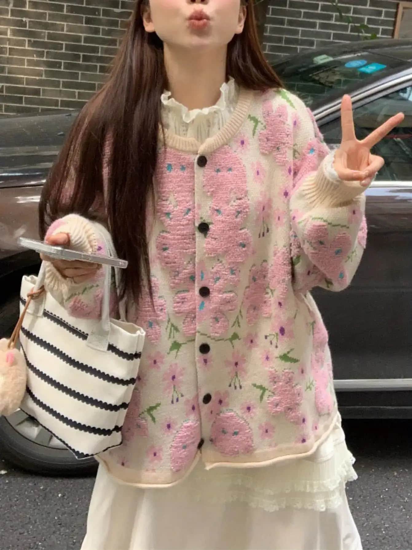 【大人可愛い】カーディガン レディース ニット 花柄 フラワー セーター トップス 丸首 クルーネック 羽織り 前開き 長袖 厚手 ゆったり オーバーサイズ ビッグシルエット 体型カバー 着痩せ ジャガード レトロ ヴィンテージ風 ピンク 華やか 秋冬 春 カジュアル|Yokos