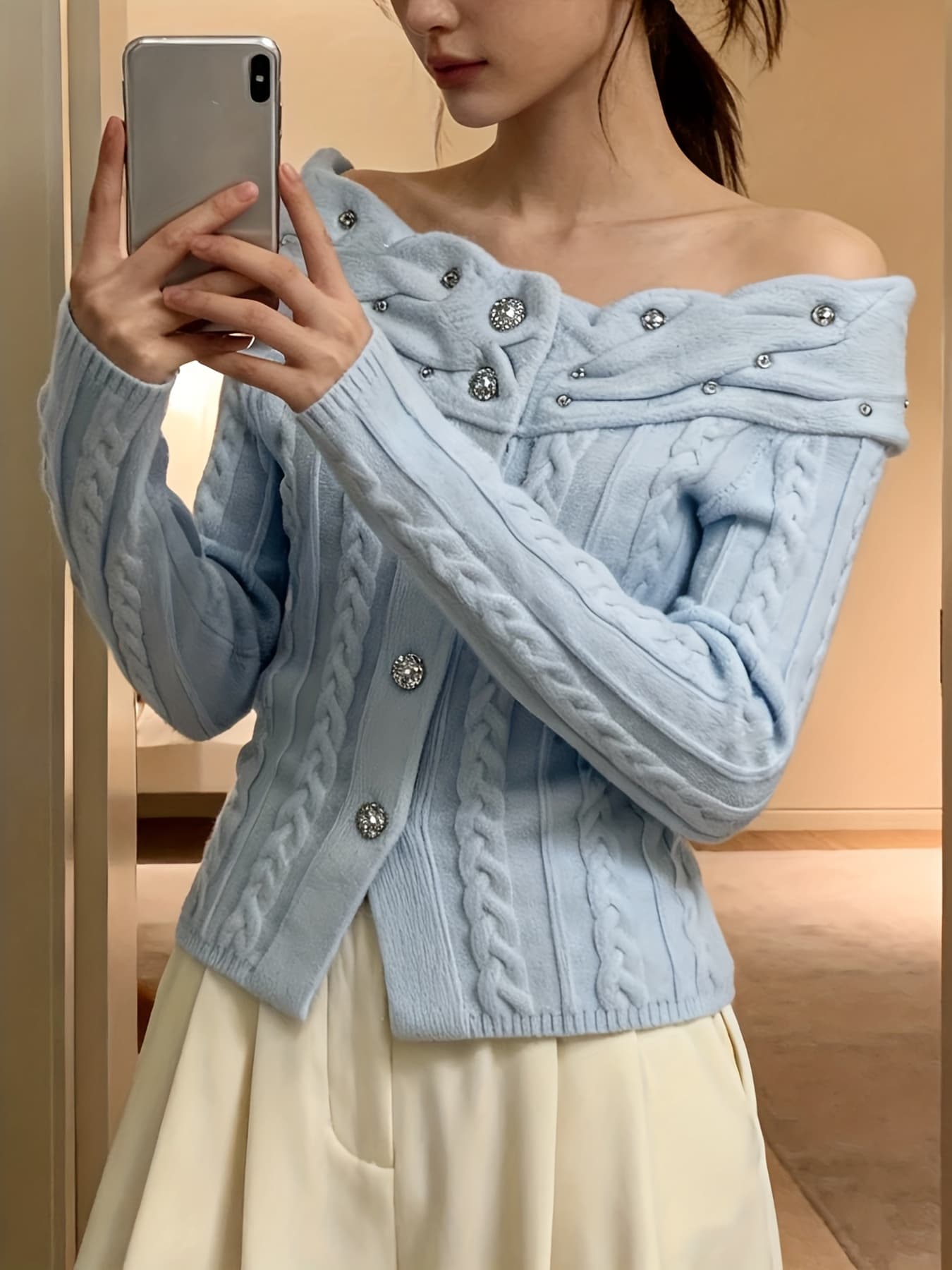【デコルテ美人】肩出し ニット カーディガン オフショルダー レディース トップス ケーブル編み ビジュー ボタン きれいめ 韓国 長袖 羽織り 抜き襟 セクシー 大人可愛い 華奢見え 着痩せ 細見え ウエストシェイプ 春 秋 冬 20代 30代 40代 通勤 デート 女子会|Yokos