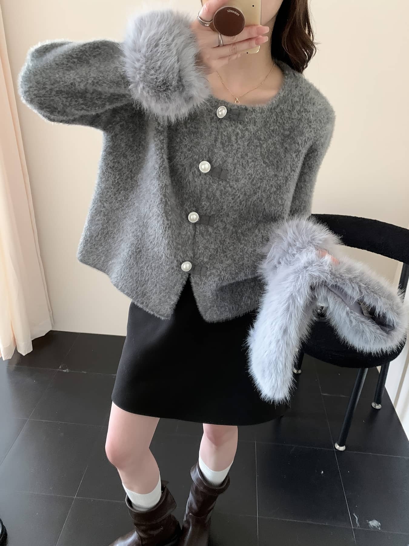 【シャギーニット】カーディガン レディース フェイクファー ニット ジャケット パールボタン 羽織り クルーネック ショート丈 トップス アウター 前開き もこもこ ふわふわ 暖か ノーカラー 長袖 ボリューム袖 着痩せ 体型カバー オフィス 通勤 お呼ばれ デート 秋 冬｜Yokos