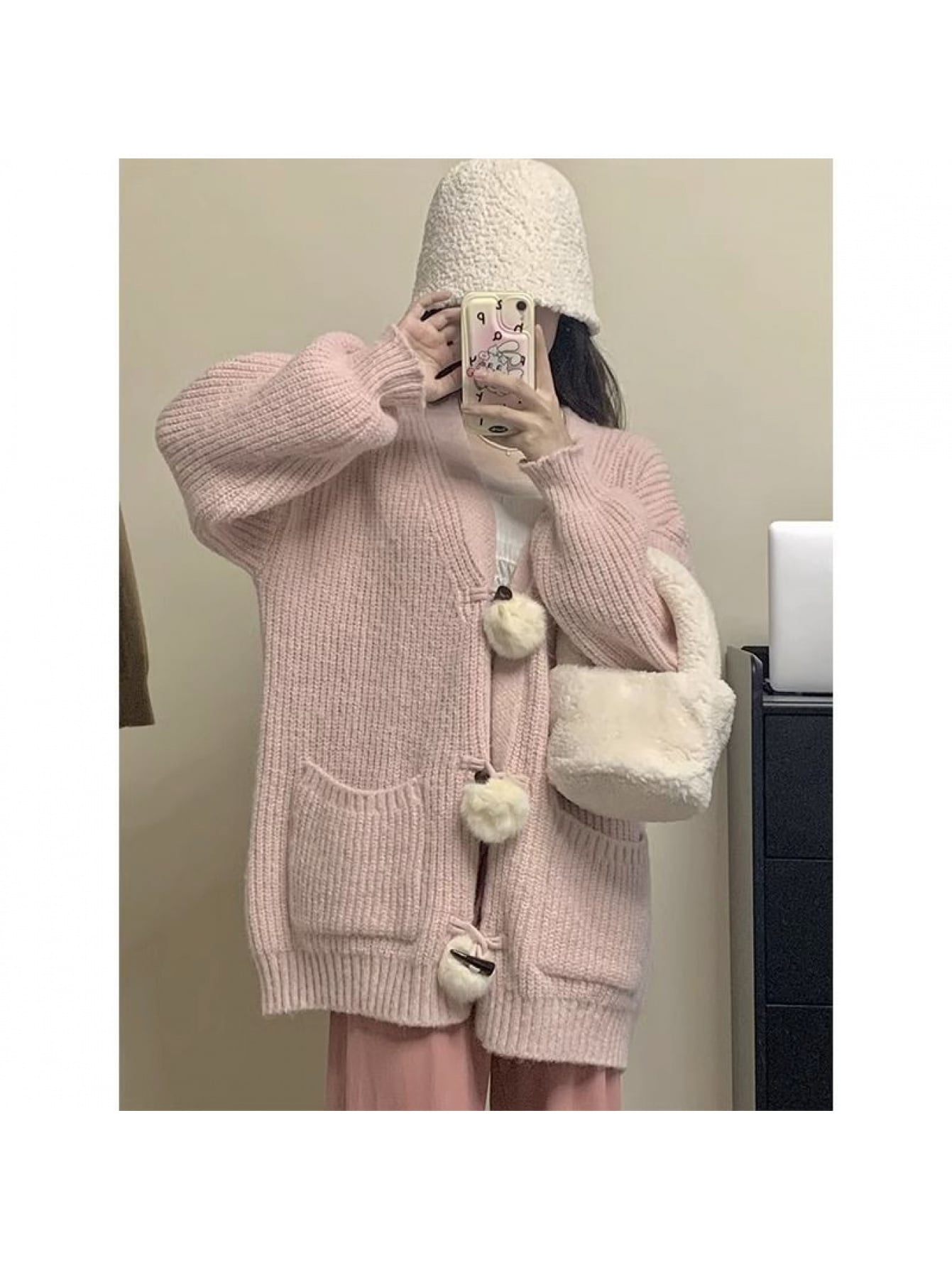 【大人可愛い】 カーディガン ニット レディース 厚手 ざっくり 秋冬 ダッフルボタン ポンポン 羽織り アウター オーバーサイズ ゆったり 体型カバー 着痩せ 韓国ファッション ガーリー 萌え袖 長袖 Vネック カジュアル 通学 デート セーター トグル 暖かい