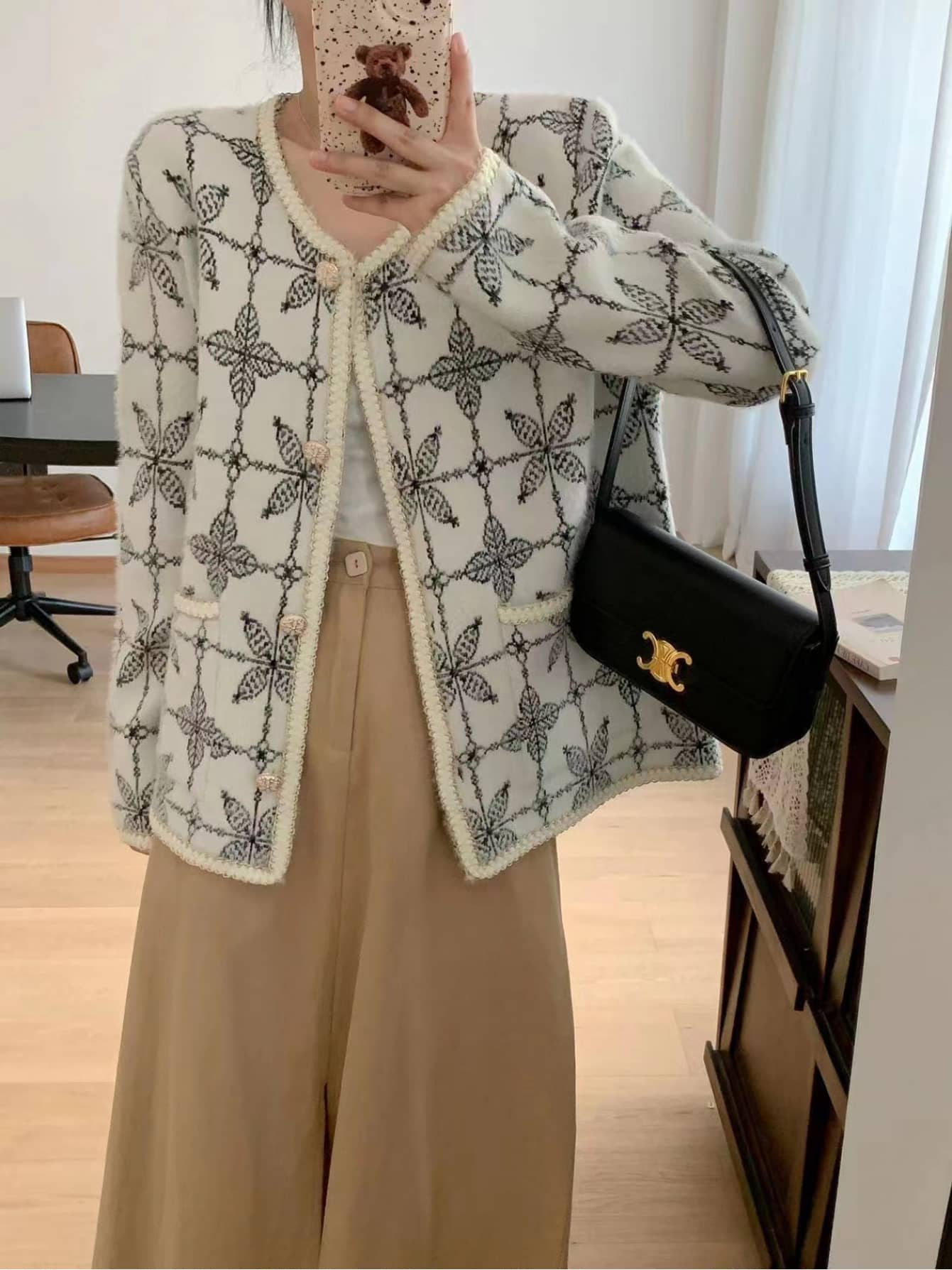 【配色デザイン】 カーディガン レディース 秋冬 ニットカーディガン 厚手 総柄 ニットジャケット 羽織り トップス セーター ジャガード 長袖 クルーネック 前開き ボタン モコモコ ふわふわ シャギーニット 暖かい 防寒 体型カバー 二の腕カバー 着痩せ きれいめ