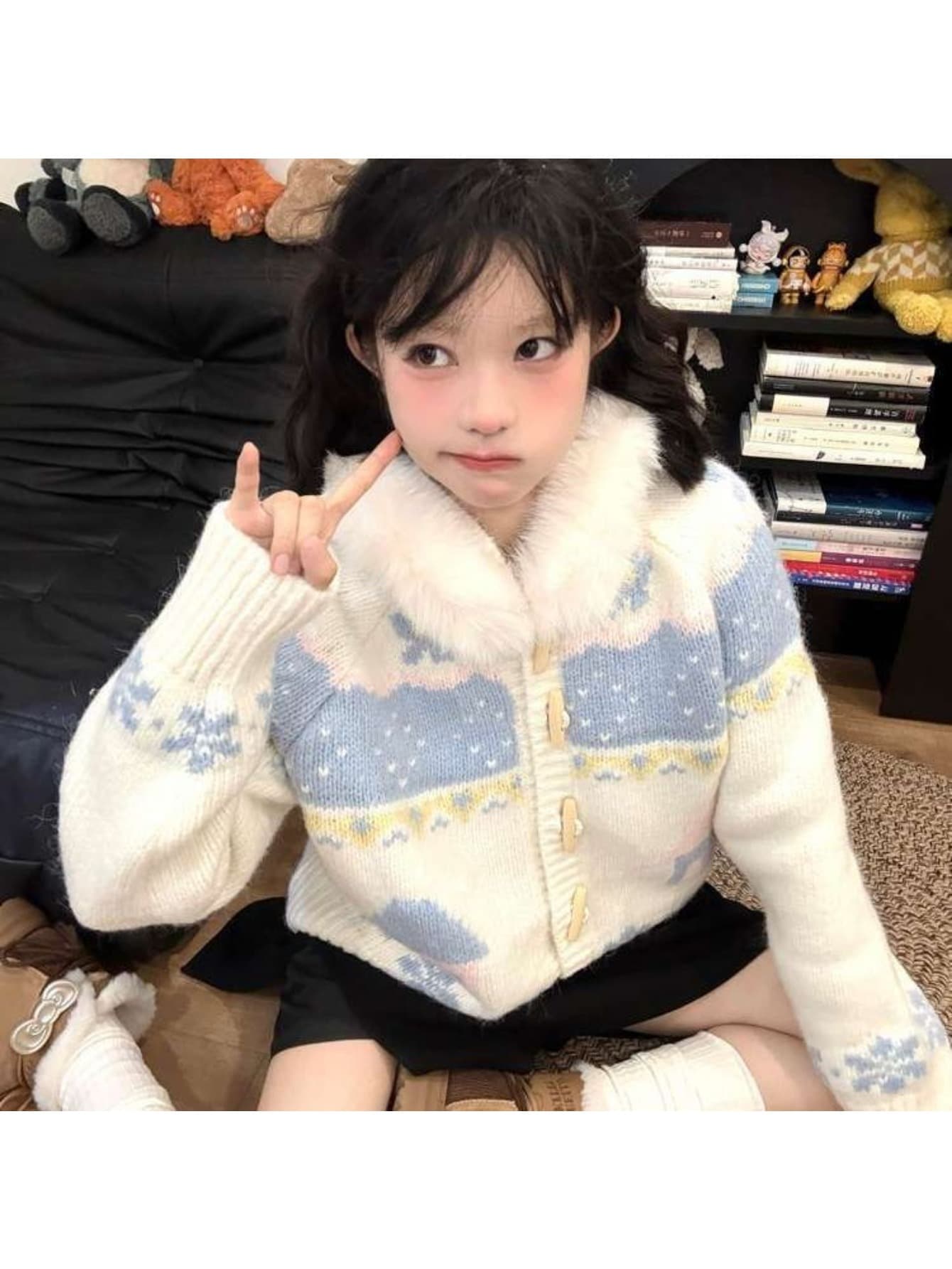 【襟元ファー】ニット カーディガン レディース 秋冬 厚手 ゆったり セーター ダッフル コート アウター トップス 羽織り 長袖 総柄 ノルディック柄 ジャガード 配色 バイカラー 前開き トグルボタン 襟付き フェイクファー 体型カバー 着痩せ 華奢見え 暖かい 防寒