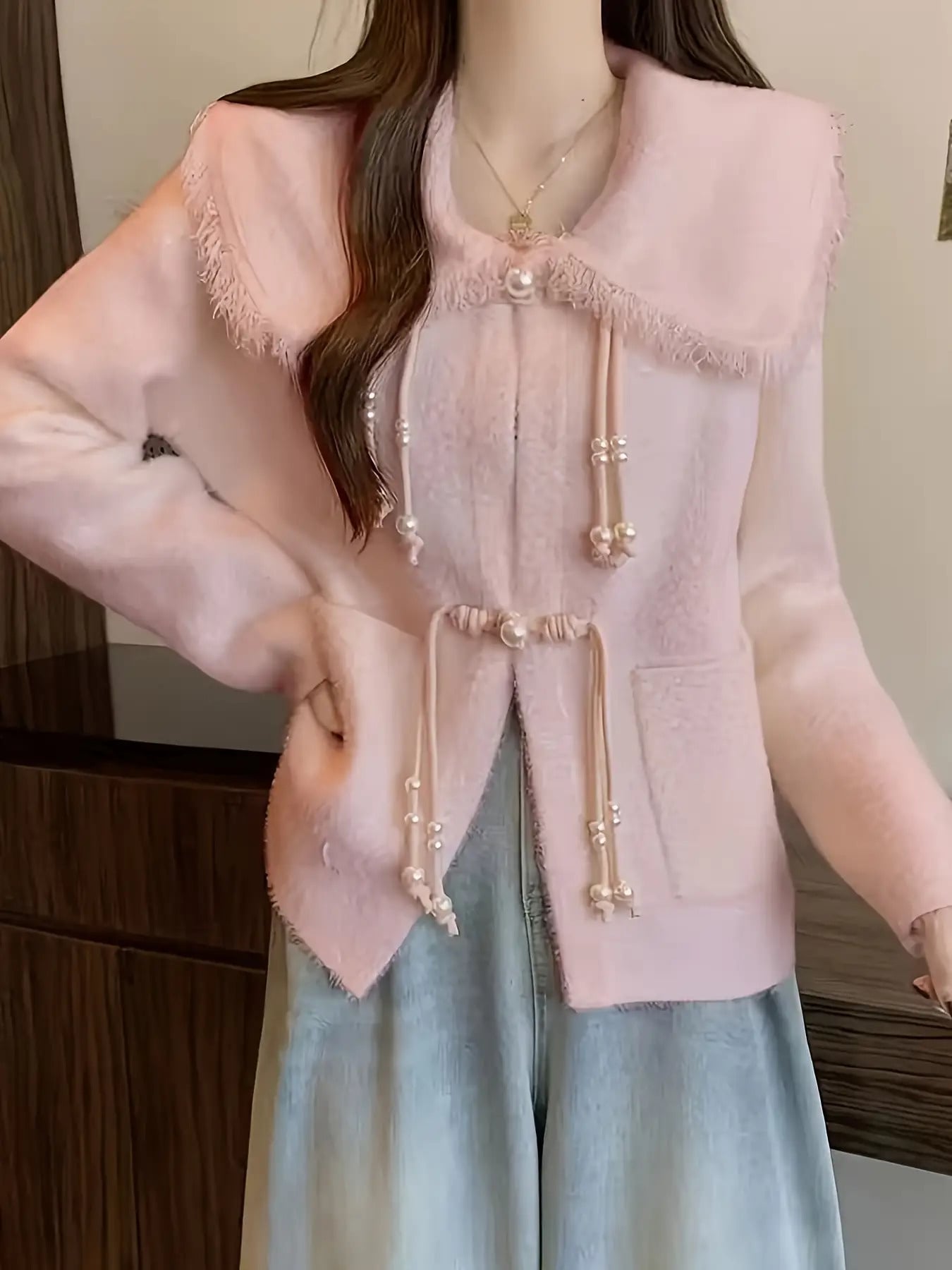 【大人可愛い】チャイナ風 ジャケット レディース カーディガン ビッグカラー フリンジ パールボタン チャイナボタン トップス ショート丈 長袖 羽織り アウター もこもこ ふわふわ 襟付き フェミニン ガーリー 体型カバー 小顔効果 着痩せ お出かけ デート 通勤 春 秋
