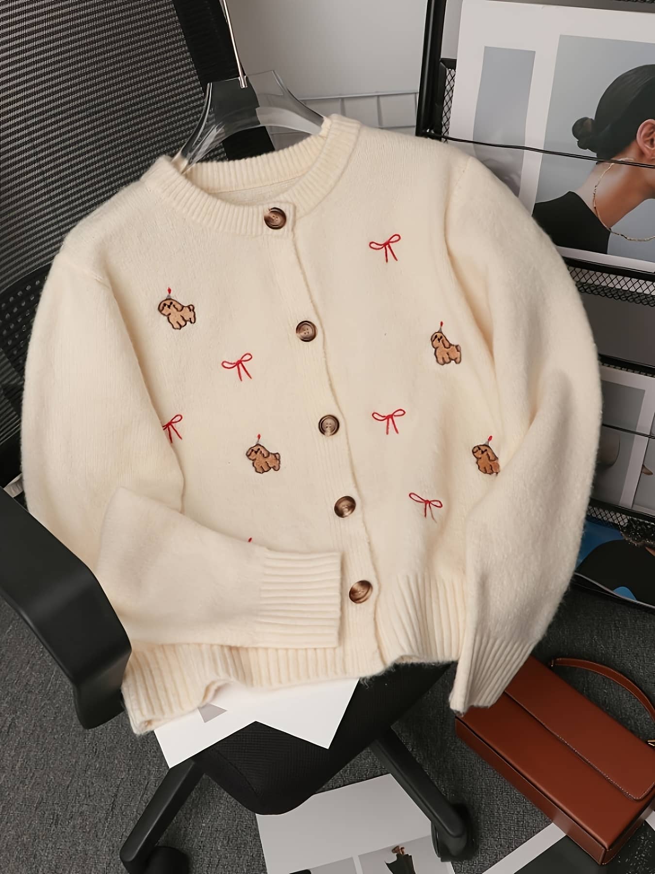 【大人可愛い】カーディガン ニット レディース 秋冬 セーター 羽織り 長袖 丸首 クルーネック 刺繍 リボン アニマル 犬 ボタン 体型カバー ゆったり 楽ちん 柔らかい 伸縮性 オフィス 通勤 お出かけ カジュアル きれいめ レトロ アイボリー 秋 冬 重ね着 ３０代