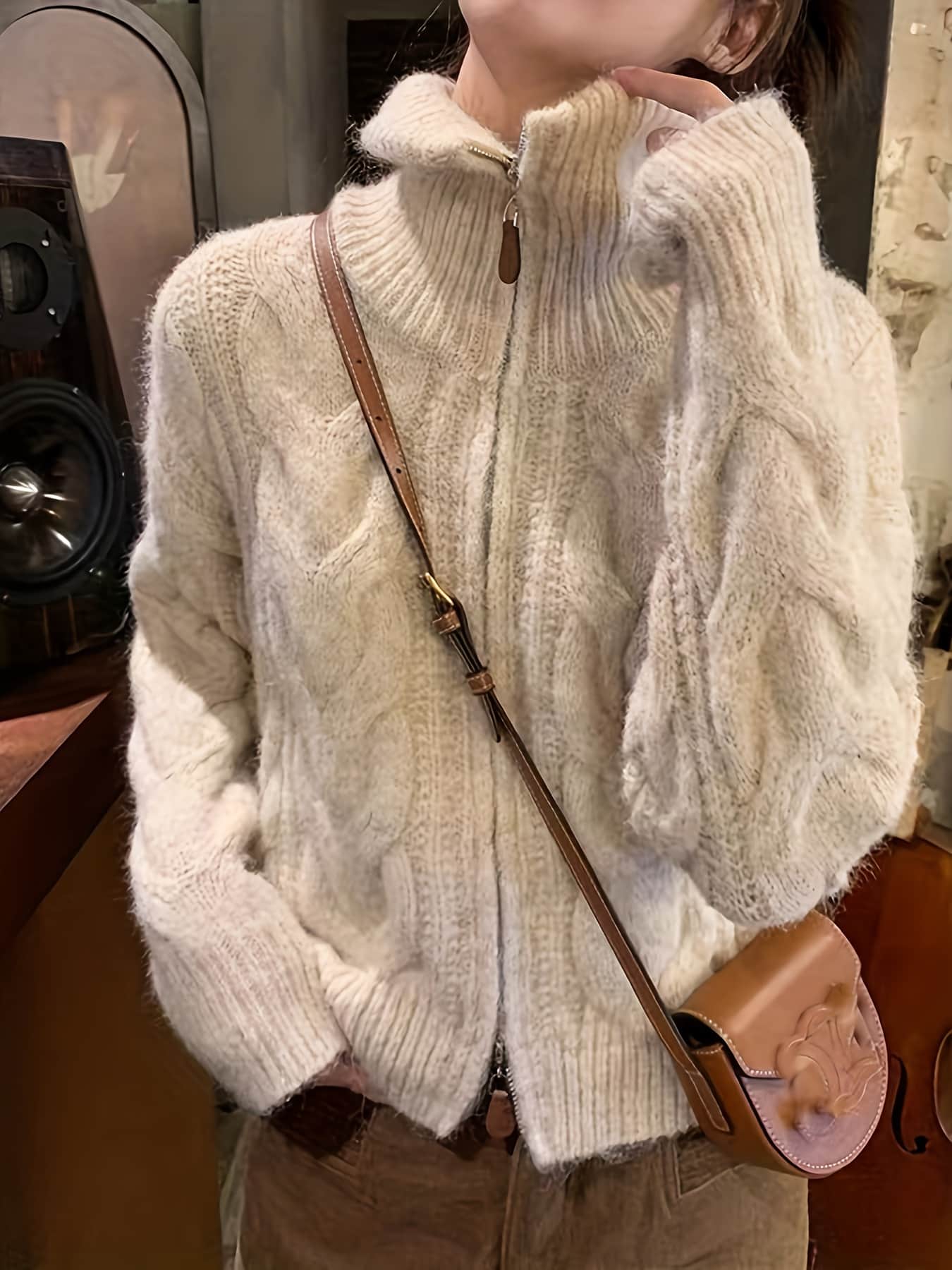 【小顔効果】 ケーブルニット カーディガン レディース ジップアップ ハイネック スタンドカラー セーター ニット 厚手 長袖 トップス 羽織り ざっくり ケーブル編み ゆったり 大きいサイズ ビッグシルエット オーバーサイズ 体型カバー 暖かい 秋 冬 秋冬 カジュアル