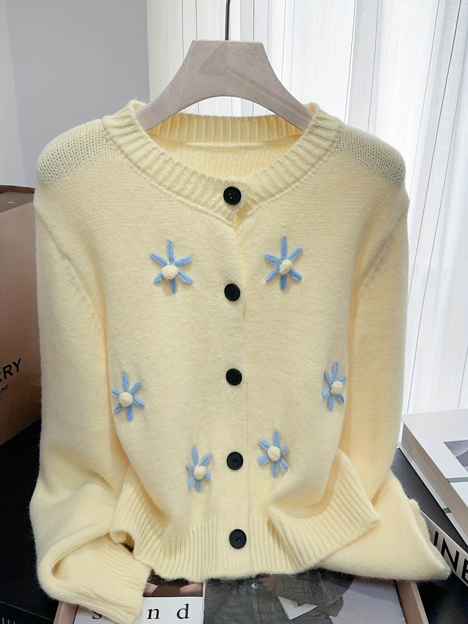 【大人可愛い】カーディガン レディース ニットカーディガン 花柄 フラワー デイジー 刺繍 ショート丈 クルーネック 丸首 ニット トップス 羽織り セーター 前開き ボタン 長袖 H型 伸縮性 ストレッチ ゆったり 体型カバー 着痩せ 脚長 美脚 レトロ カジュアル 秋 冬