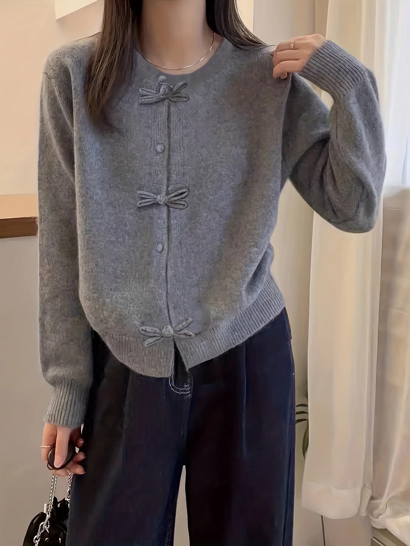 【大人可愛い】 カーディガン レディース ニット セーター トップス クルーネック 丸首 リボン デザイン 蝶結び 長袖 羽織り 前開き ボタン レトロ フェミニン きれいめ カジュアル 無地 柔らかい カシミヤタッチ 体型カバー 着痩せ 細見え 通勤 オフィス OL