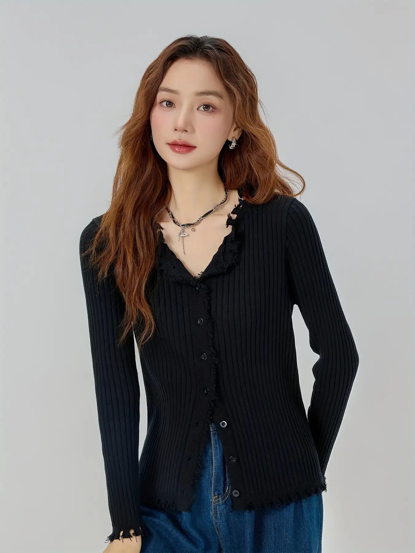 【大人可愛い】カーディガン レディース ニット リブニット Vネック フリル トップス 長袖 羽織り きれいめ 前開き ボタン セーター カットソー 伸縮性 ストレッチ タイト スリム フィット 着痩せ 細見え 体型カバー 二の腕カバー 華奢見え オフィス 通勤 OL