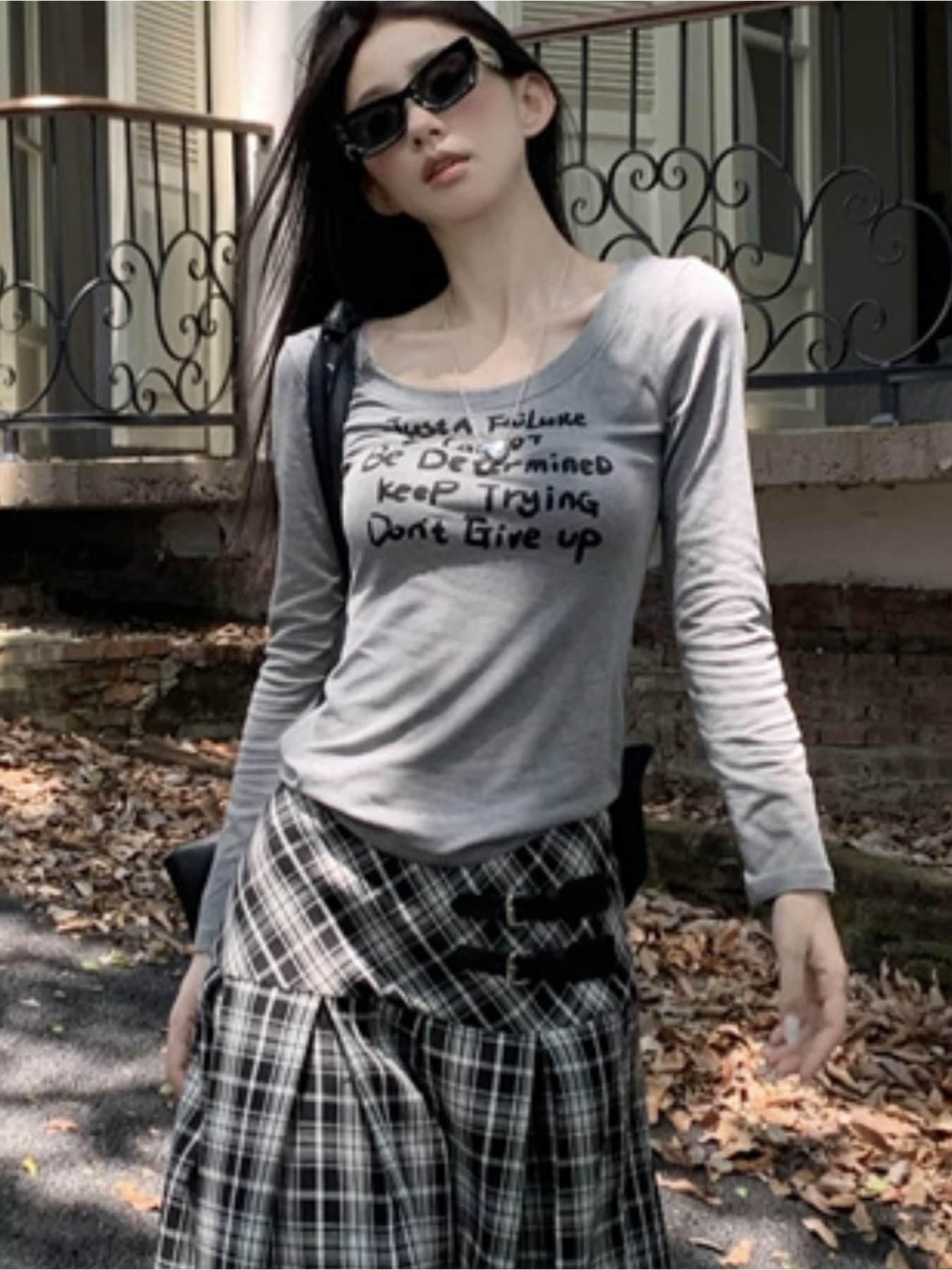 【英字ロゴ】 ロンT レディース Tシャツ 長袖 カットソー Uネック スリム タイト トップス クルーネック 英字プリント ロゴT 薄手 ストレッチ 伸縮性 細見え 着痩せ 体型カバー 韓国ファッション Y2K ストリート カジュアル 大人可愛い セクシー インナー プルオーバー