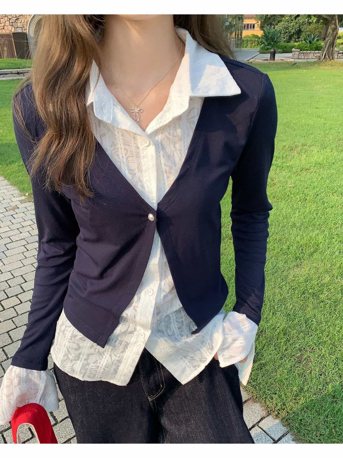 【重ね着風】ブラウス レディース 長袖 襟付き トップス フェイクレイヤード シャツ ドッキング ベルスリーブ レース ジャガード パール付き きれいめ 細身 スリム タイト 裾出し 異素材 切替 華奢見え 着痩せ 体型カバー オフィス 通勤 OL 仕事服 ママ お出かけ