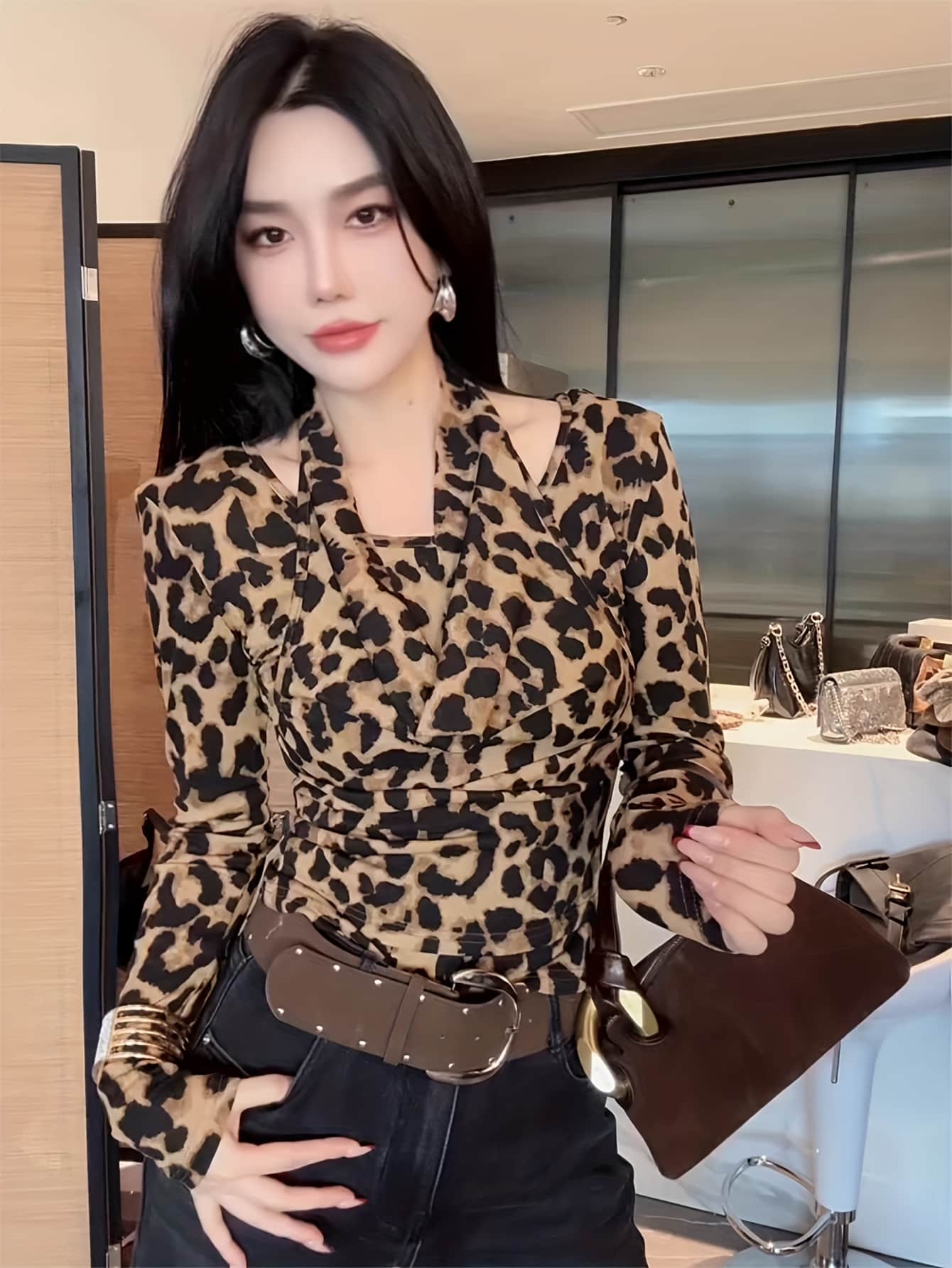 【旬のレオパード柄】 ヒョウ柄 カットソー レディース 豹柄 Ｔシャツ 長袖 ホルターネック 肩出し オープンショルダー 重ね着風 デザイン トップス タイト スリム 着痩せ 細見え セクシー ギャル 大人可愛い きれいめ 韓国 ファッション 春 秋 冬 インナー 柔らかい｜Yokos