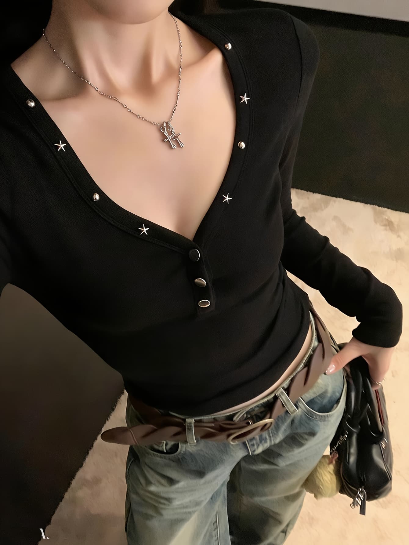 【星スタッズ】ロンT レディース Vネック ヘンリーネック 長袖 Tシャツ カットソー タイト スリム セクシー 韓国 ファッション トップス 無地 飾り ボタン くびれ 着痩せ 細見え スタイルアップ インナー 春 秋 冬 10代 20代 30代 大人可愛い きれいめ カジュアル