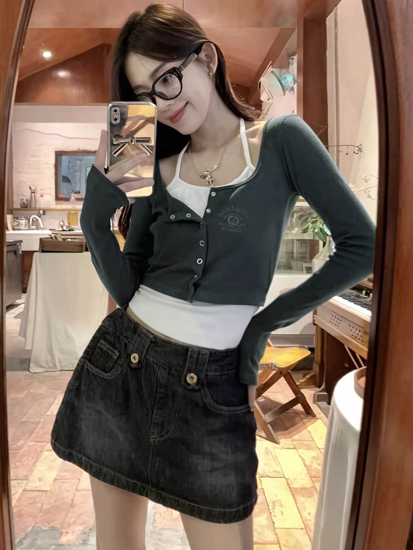 【ホルターネック風】 フェイクレイヤード Tシャツ レディース 長袖 ロンT 重ね着風 トップス カットソー クロップド丈 ショート丈 タイト スリム 着痩せ 細見え ワンポイント 刺繍 ロゴ 韓国 ファッション Y2K ギャル ストリート カジュアル 可愛い セクシー 春 秋 冬