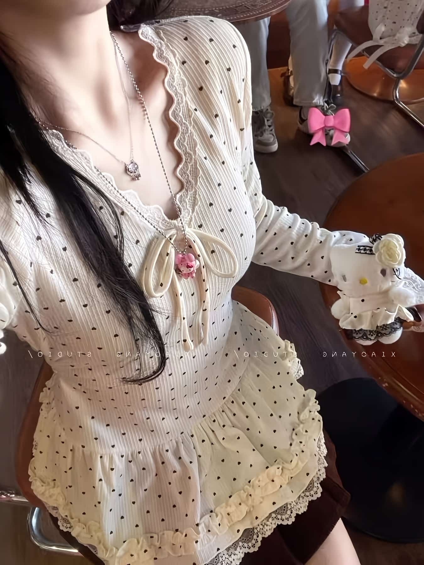 【大人可愛い】カットソー レディース 長袖 トップス Tシャツ ハート柄 ドット柄 リボン ペプラム 裾フリル メロー レース Vネック リブ インナー ブラウス 体型カバー 着痩せ 細見え 華奢見え ストレッチ 伸縮性 柔らかい フレンチガーリー レトロ ガーリー