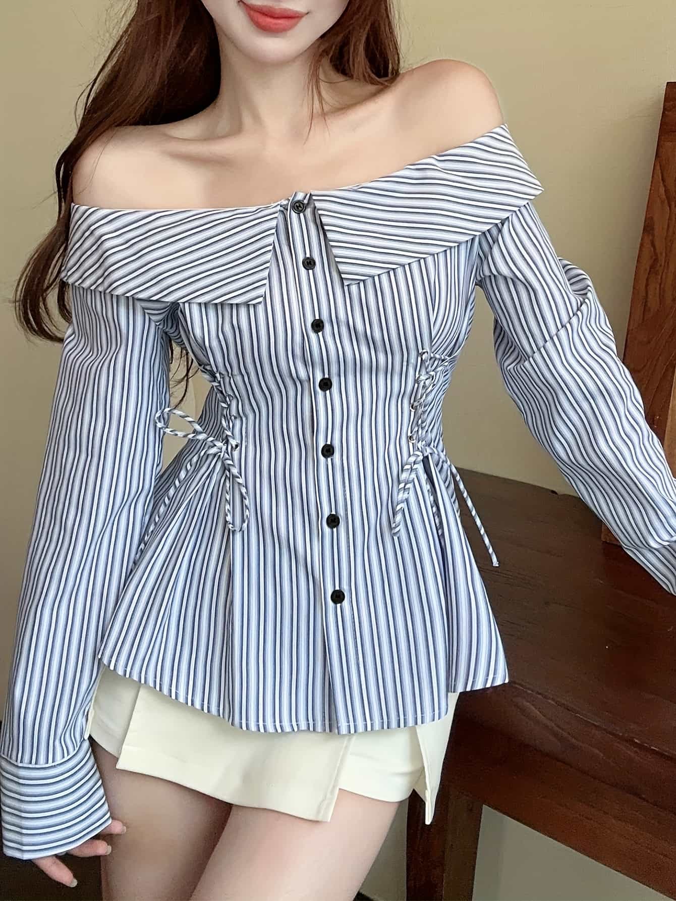 【美シルエット】 オフショルダー ブラウス ストライプ シャツ レディース トップス 肩出し 長袖 襟付き レースアップ サイドリボン ウエストマーク ペプラム 痩せ見え 体型カバー 着痩せ きれいめ 大人可愛い セクシー 韓国ファッション フェミニン カジュアル 春 夏