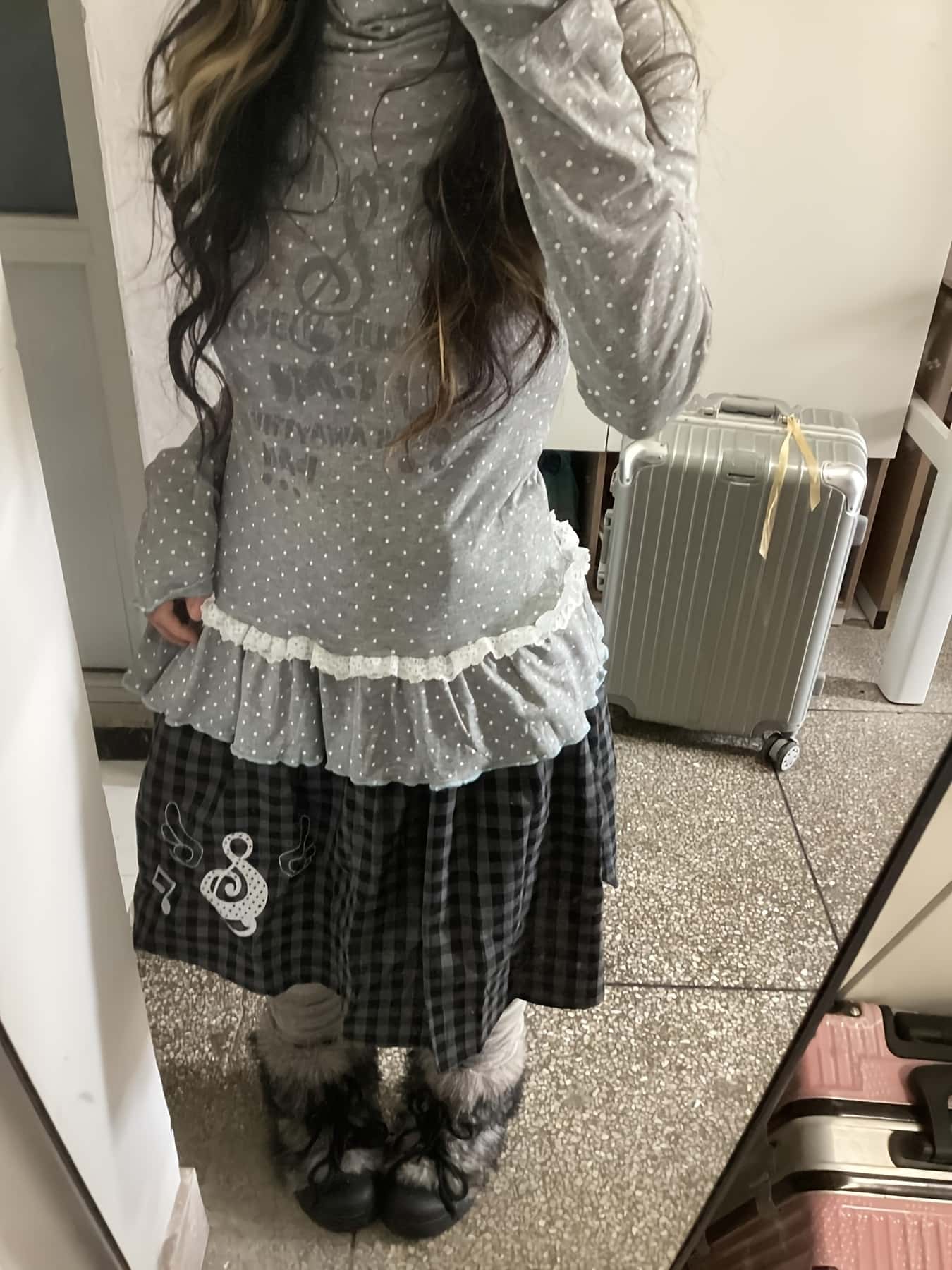 【ドット柄×裾フリル】カットソー レディース 長袖 タートルネック ハイネック ロンT Tシャツ インナー トップス ドット 水玉 英字 ロゴ プリント タイト スリム 細見え 着痩せ 体型カバー ストレッチ 伸縮性 柔らかい 暖かい 保温 防寒 重ね着 レイヤード 秋 冬 春