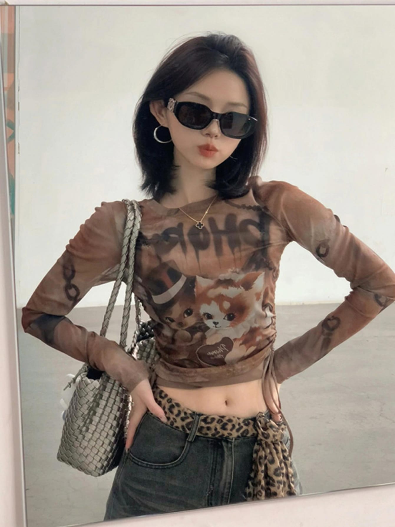 シアー Tシャツ レディース 長袖 チュール プリント 猫 キャット ギャザー クロップド丈 トップス ロンT カットソー シースルー 透け感 メッシュ ヴィンテージ風 レトロ y2k 韓国 ファッション ストリート スリム タイト 短丈 チビT 腹出し セクシー 涼しい 日焼け防止