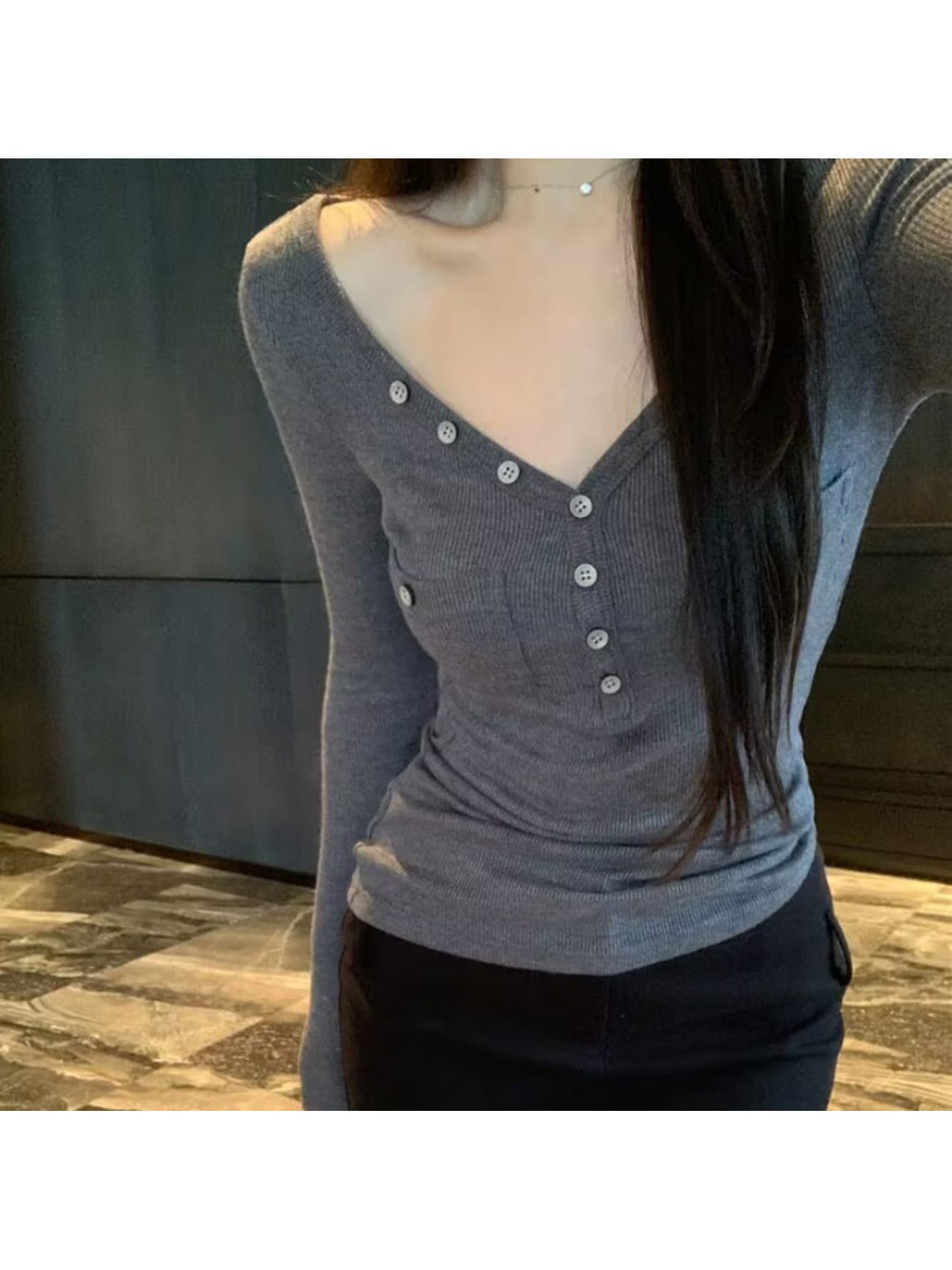 【デコルテ綺麗】 リブニット カットソー レディース 長袖 Vネック ヘンリーネック ボタン ポケット トップス タイト スリム フィット 着痩せ 細見え 鎖骨見え インナー 重ね着 シンプル 無地 カジュアル きれいめ 大人可愛い セクシー 韓国ファッション フェミニン 春