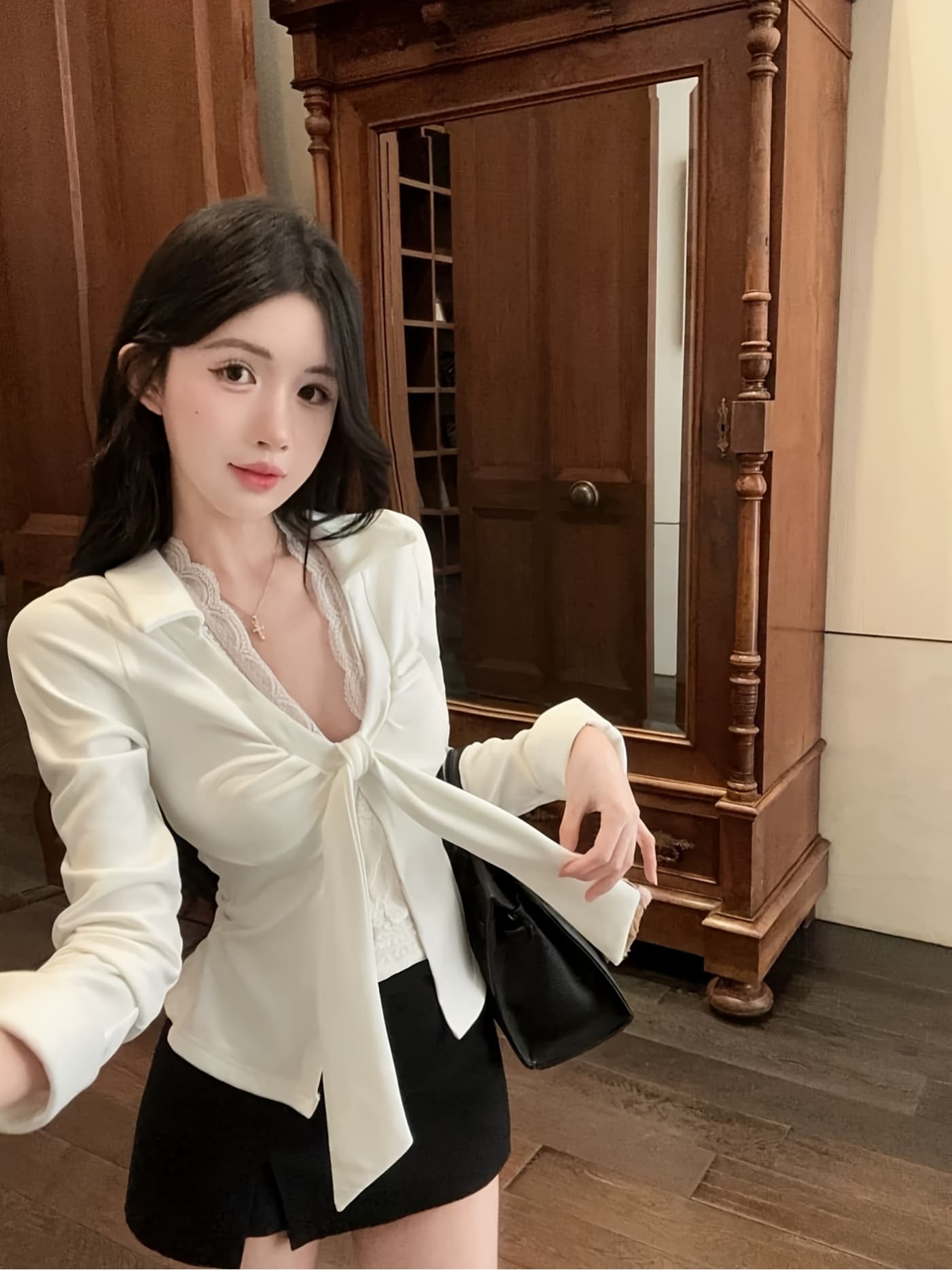 【あざと可愛い】レイヤード風 レース トップス レディース Vネック カットソー 長袖 Tシャツ 重ね着風 リボン タイト スリム 着痩せ 細見え 異素材 白 ホワイト ストレッチ きれいめ セクシー 韓国 春 秋 冬 裏起毛 暖かい デート 女子会 ギャル ガーリー 清楚 華やか｜Yokos