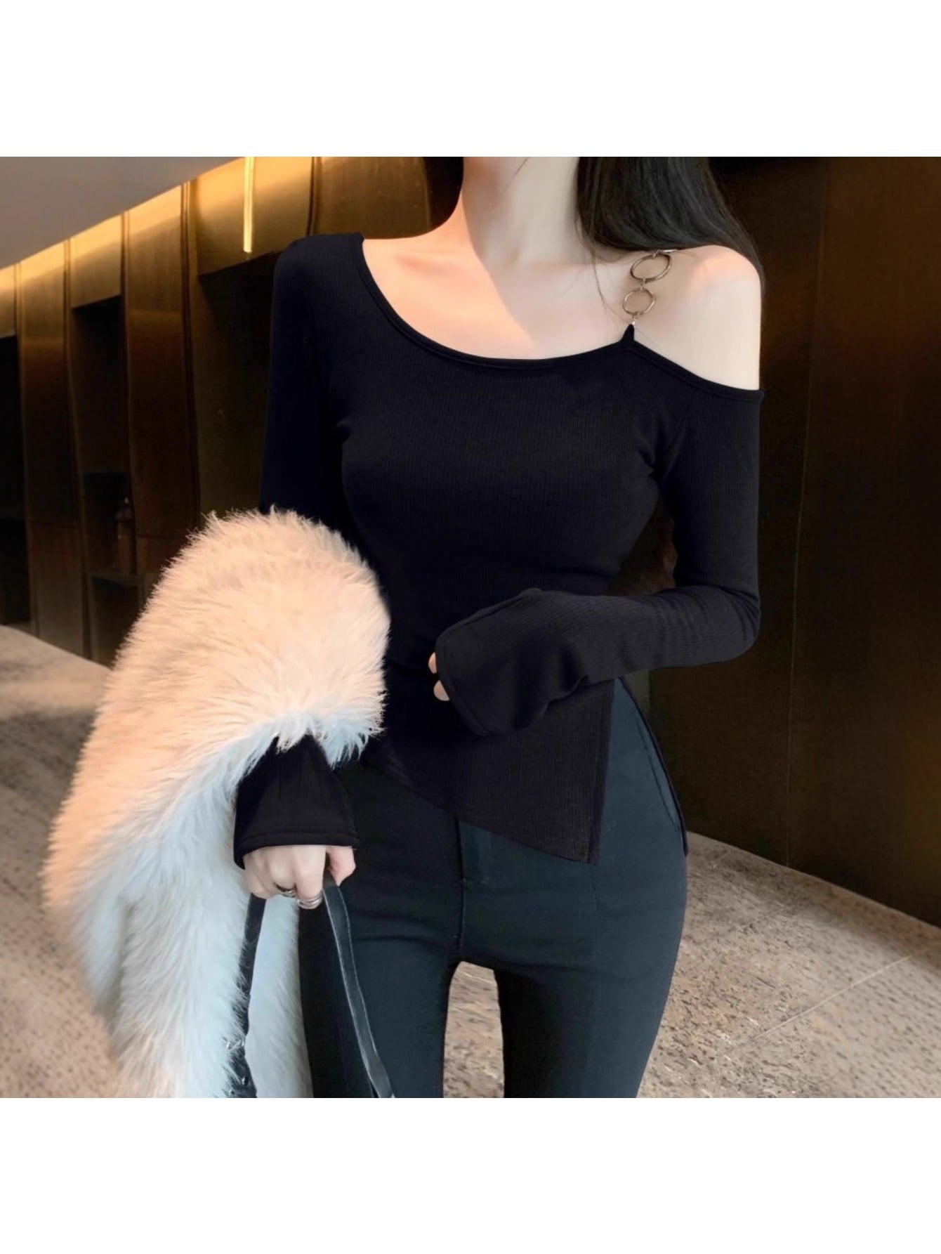 チェーン付き オフショルダー トップス カットソー レディース 長袖 ワンショル 肩出し アシンメトリー Ｔシャツ ロンＴ インナー リブ スリット 不規則 ヘム 変形 純欲風 チュニック セクシー 大人可愛い きれいめ 韓国 モード系 痩せ見え 着痩せ 細見え 華奢見え 春