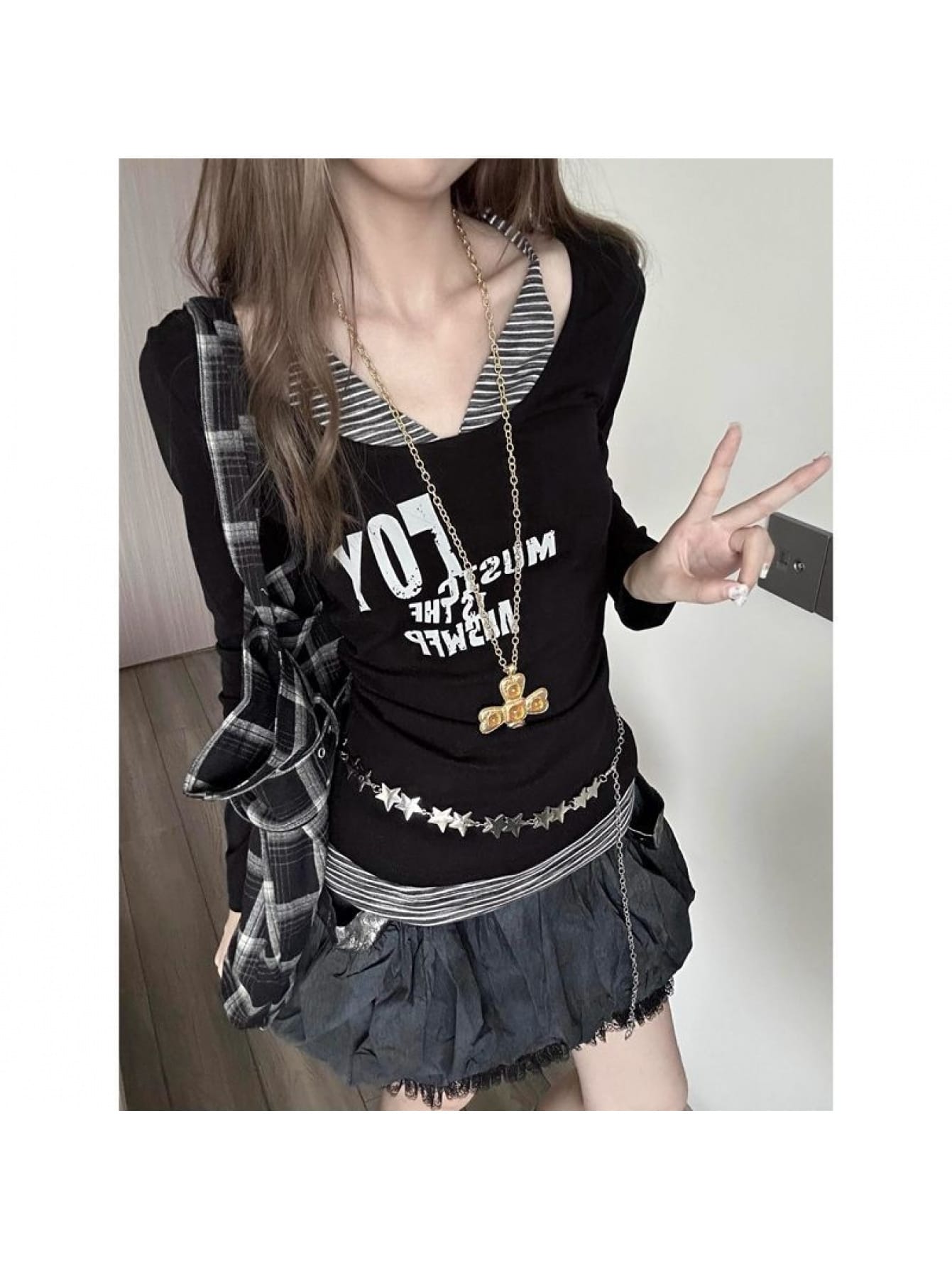 【フェイクレイヤード】ロンT レディース Tシャツ 長袖 カットソー 重ね着風 ボーダー Vネック タイト 英字 ロゴ プリント スリム トップス 韓国 ファッション ストリート系 Y2K 地雷系 カジュアル インナー 着痩せ 細見え 春 秋 冬 シンプル 10代 20代 ブラック 黒