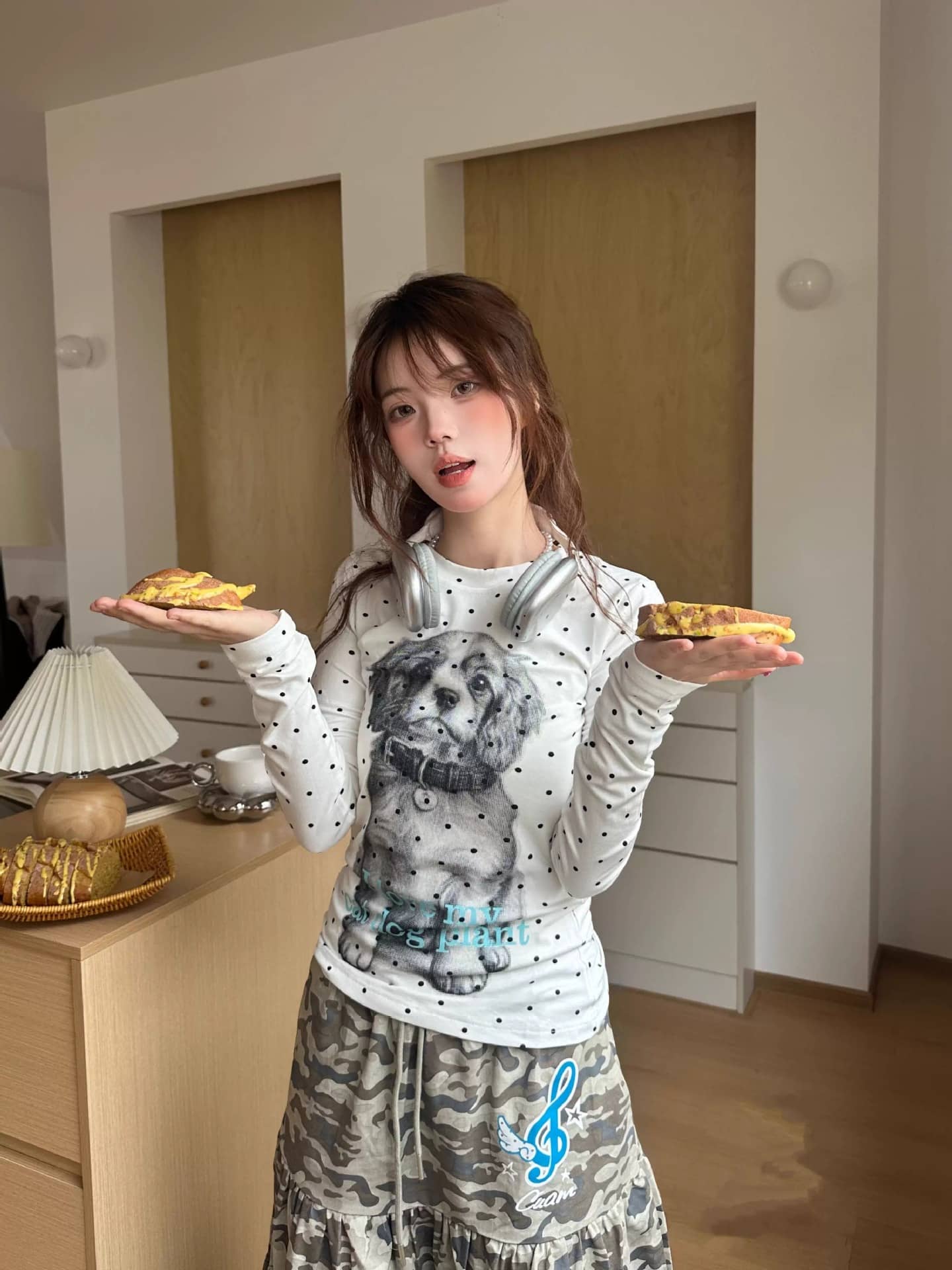 ロンT レディース 長袖 Tシャツ ドット柄 犬 プリント アメカジ ヴィンテージ風 カットソー トップス クルーネック 丸首 水玉 いぬ アニマル グラフィック タイト スリム コンパクト y2k ストリート レトロ ポップ 派手 可愛い 大人可愛い 着痩せ 細見え インナー
